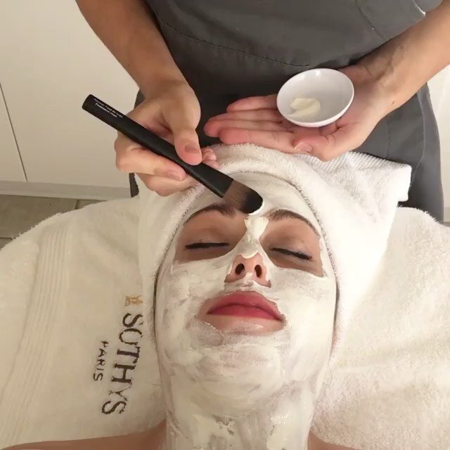 Curious to see what a Pavlova facial is like? @sothysusa brings you a little peek✨