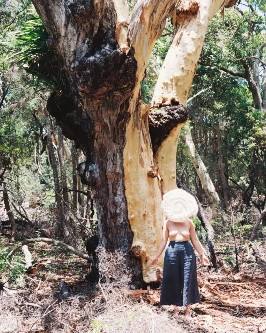 Shell head out for a walk in Noosa National Park at the end of 2022, photos by Ben.

#shellhead #performanceart #bodylandscape #feministart #treebody