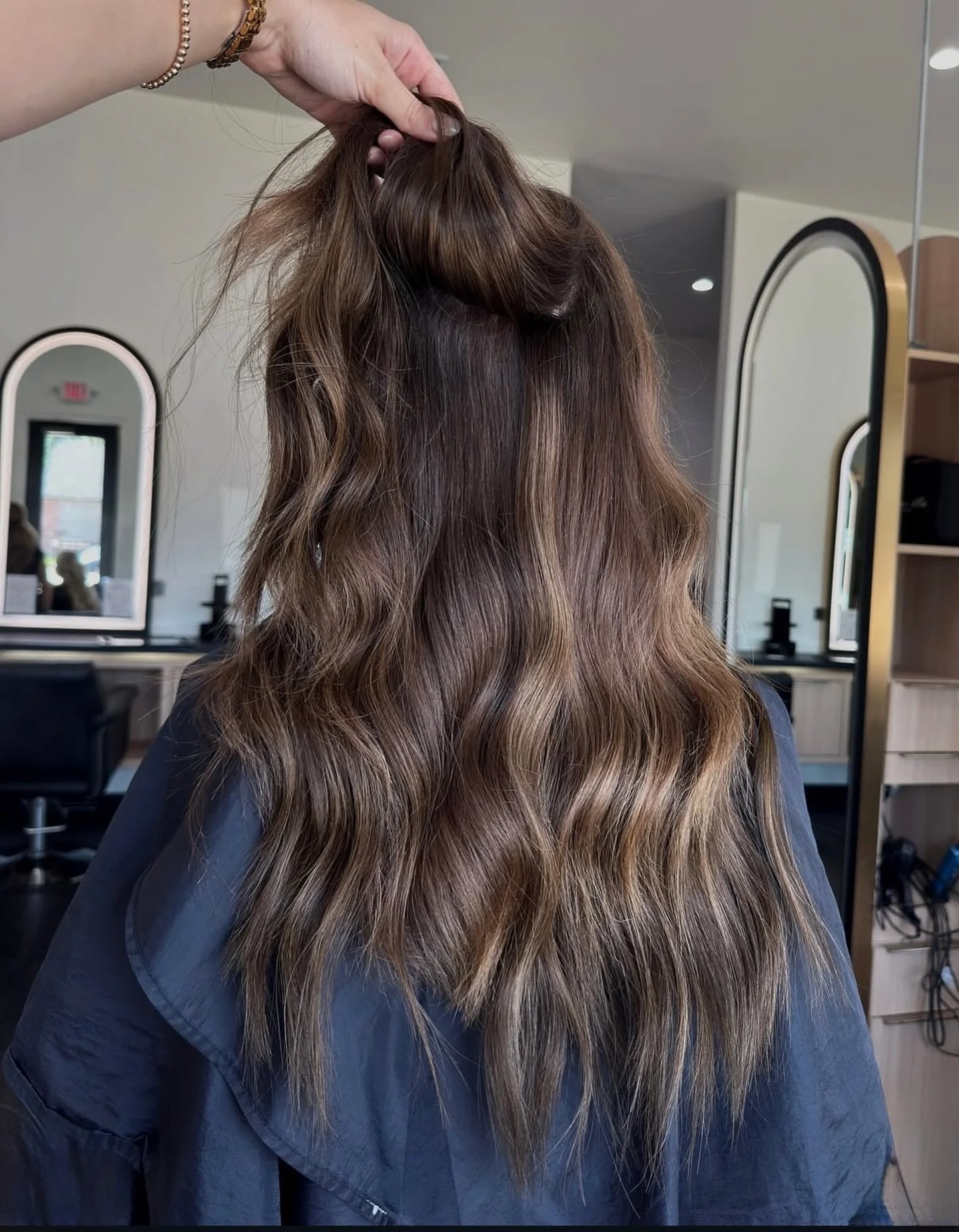Extensions aren’t just about length, they’re about confidence, fullness, and creating hair that moves the way you’ve always dreamed of.
Our customized installs are designed to blend seamlessly, feel weightless, and grow with your na