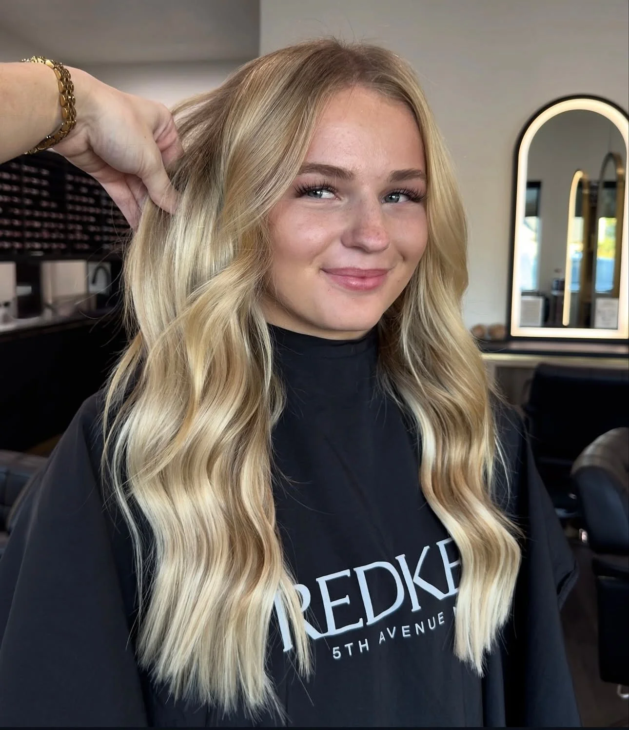 The power of @harperellishairco halo&rsquo;s! 

The perfect compromise for those girls that want extensions, but don&rsquo;t want the commitment. 

Book a halo consultation with one of our stylist today! 

@febekay.hair