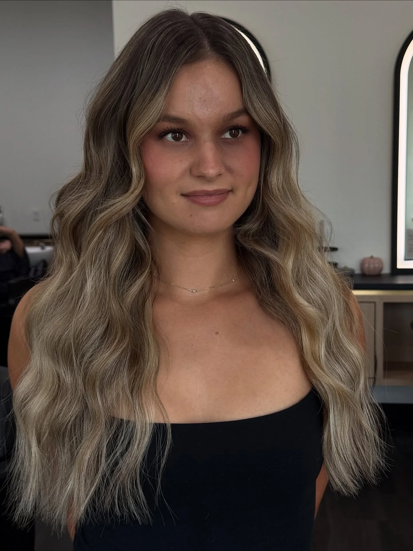 Ready for a hair transformation that actually delivers? Our extension specialists are masters at creating seamless fullness, stunning length, and confidence-boosting results.
✨ With 10 certified experts on our team, your dream hair is already waiting