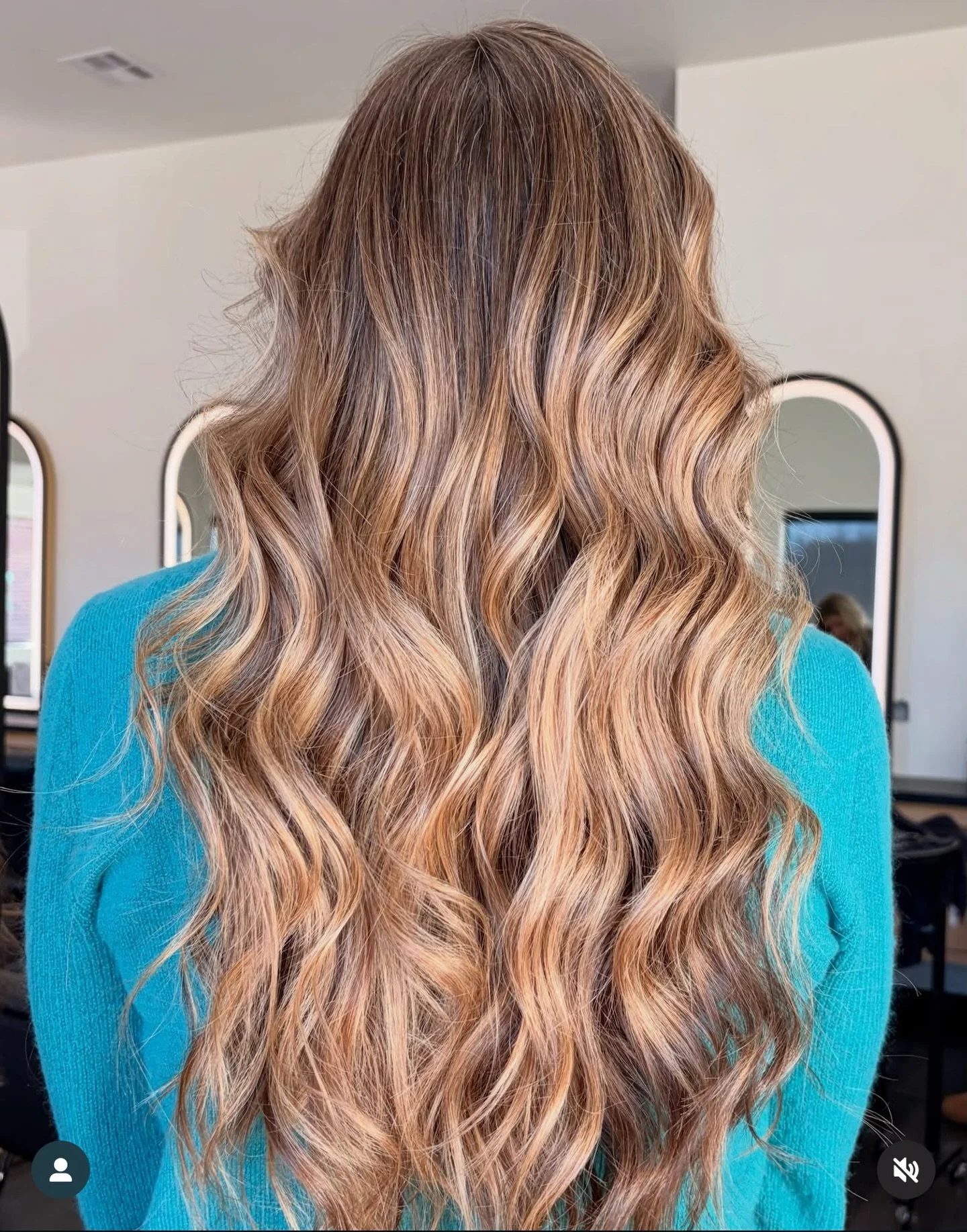 It may be good outside, but this shnkissed brunette is keeping us warm 🌞🥵

@mindyhayden