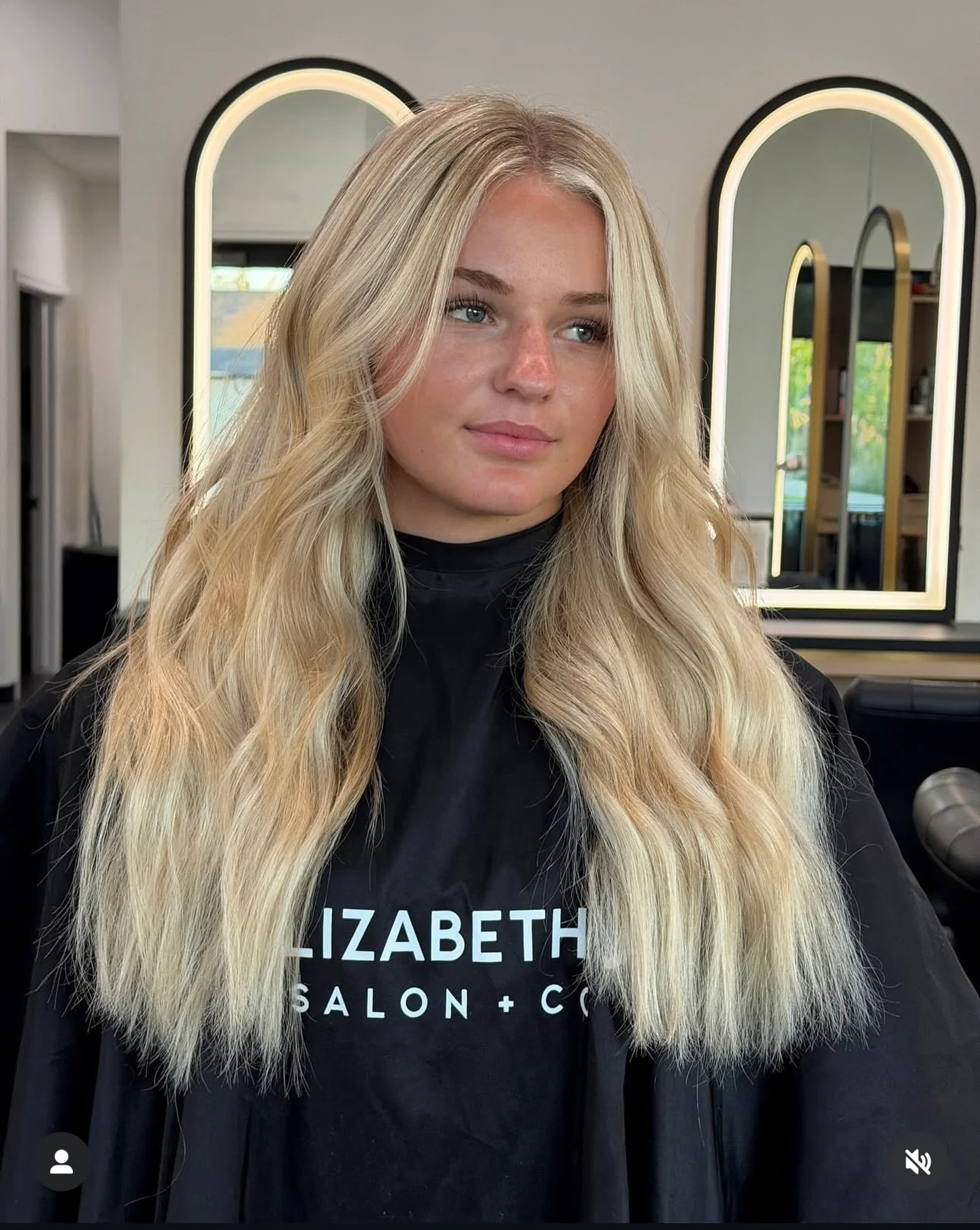 18inch Halo FTW! 

Extensions aren&rsquo;t one size fits all, talk to one of our extension specialist today to see what method is right for you 🥳

@febekay.hair