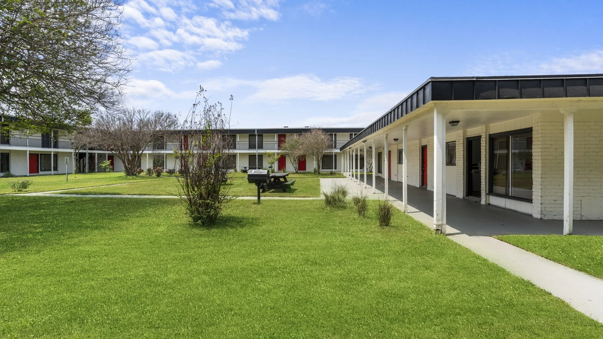 Courtyard - Building 4: Laundry.JPG