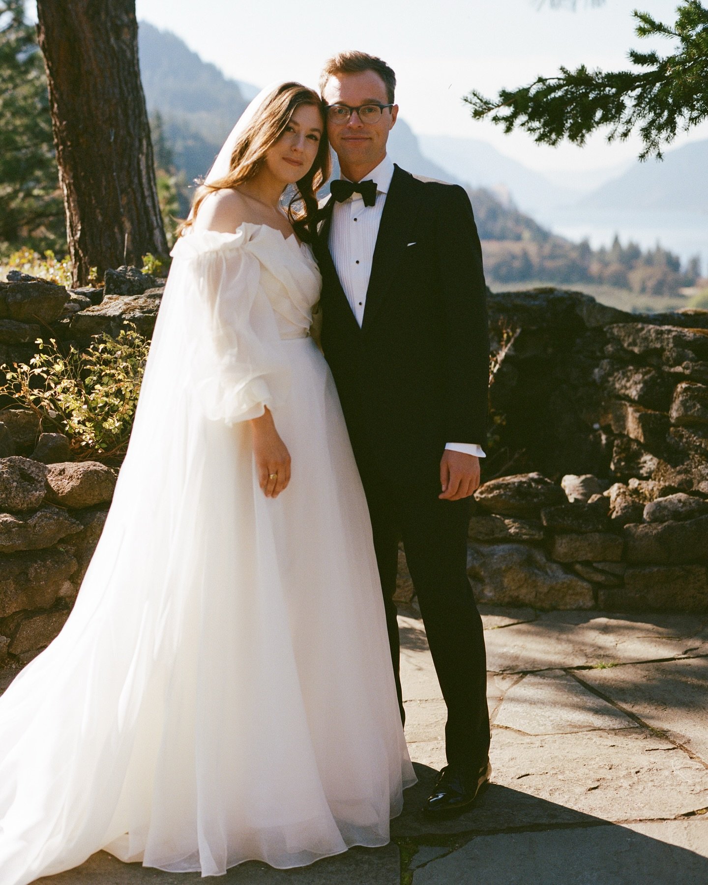 lane + mason, on the most ideal october day. 

planning / design: @hostedby.co
photo: @calebgaskinsphoto 
beauty: @kellithomsen 
floral: @foraged_blooms 
venue: @thegriffinhouse
entertainment: @bluewaveband
catering + bar: @whitepepperpdx
cake: @blos