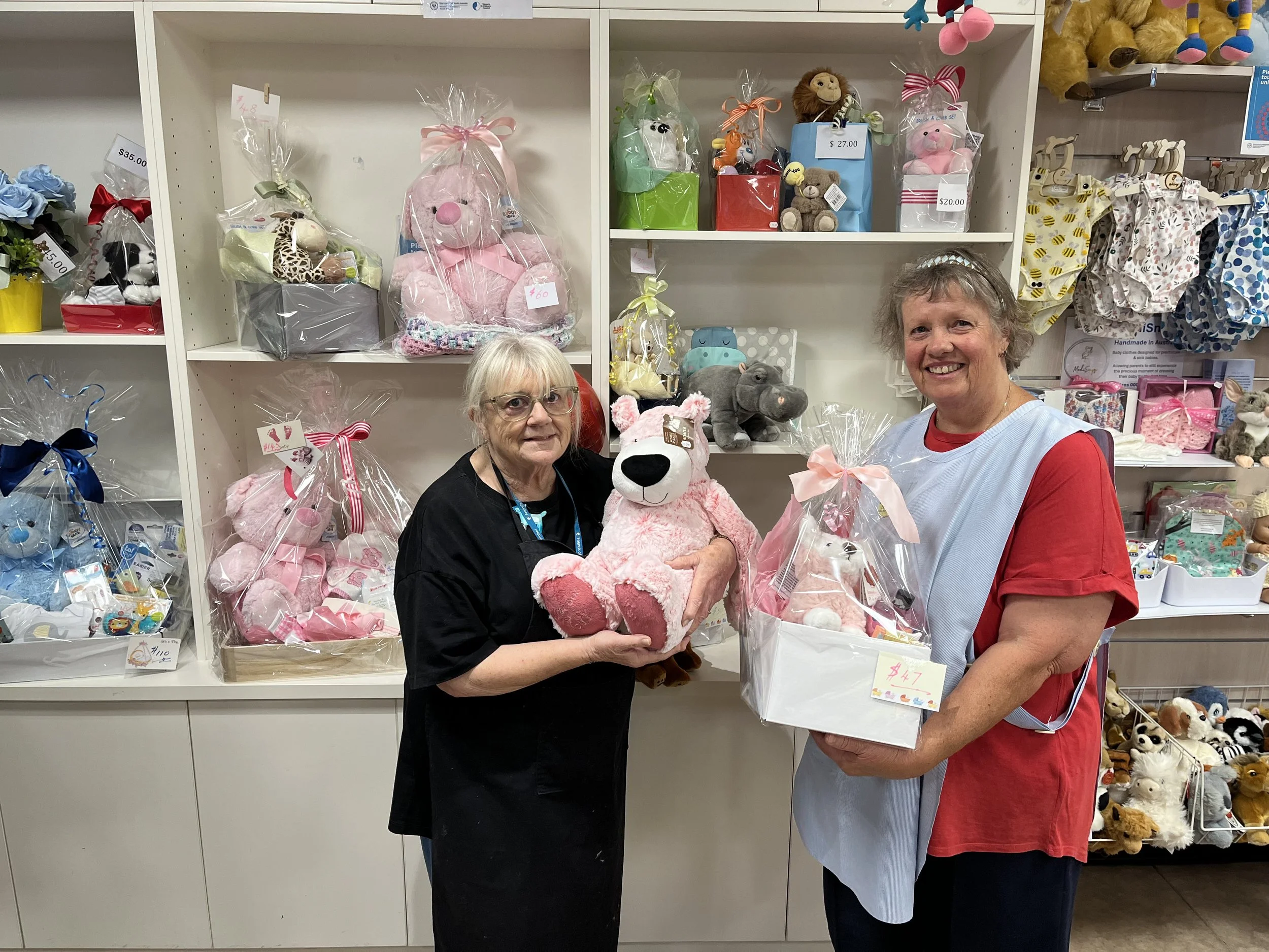 IMG_5108_Di & Hillde with Gift Baskets (Vics).jpeg