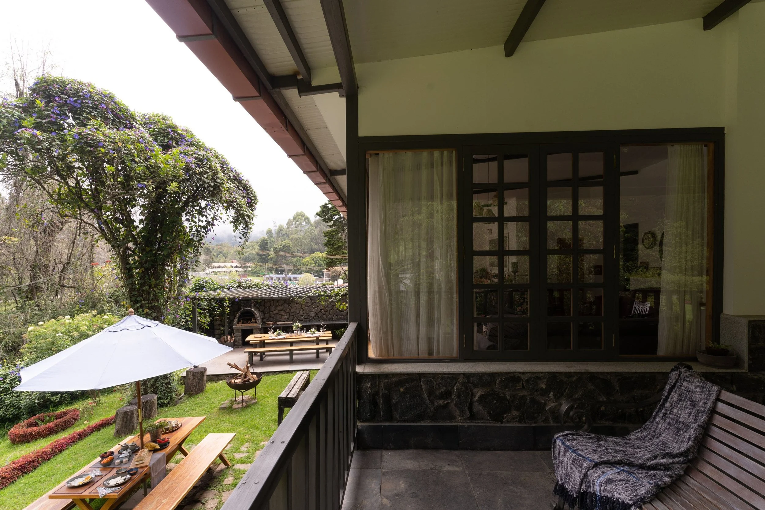 grounds-south-patio-lawn-view-02.jpg