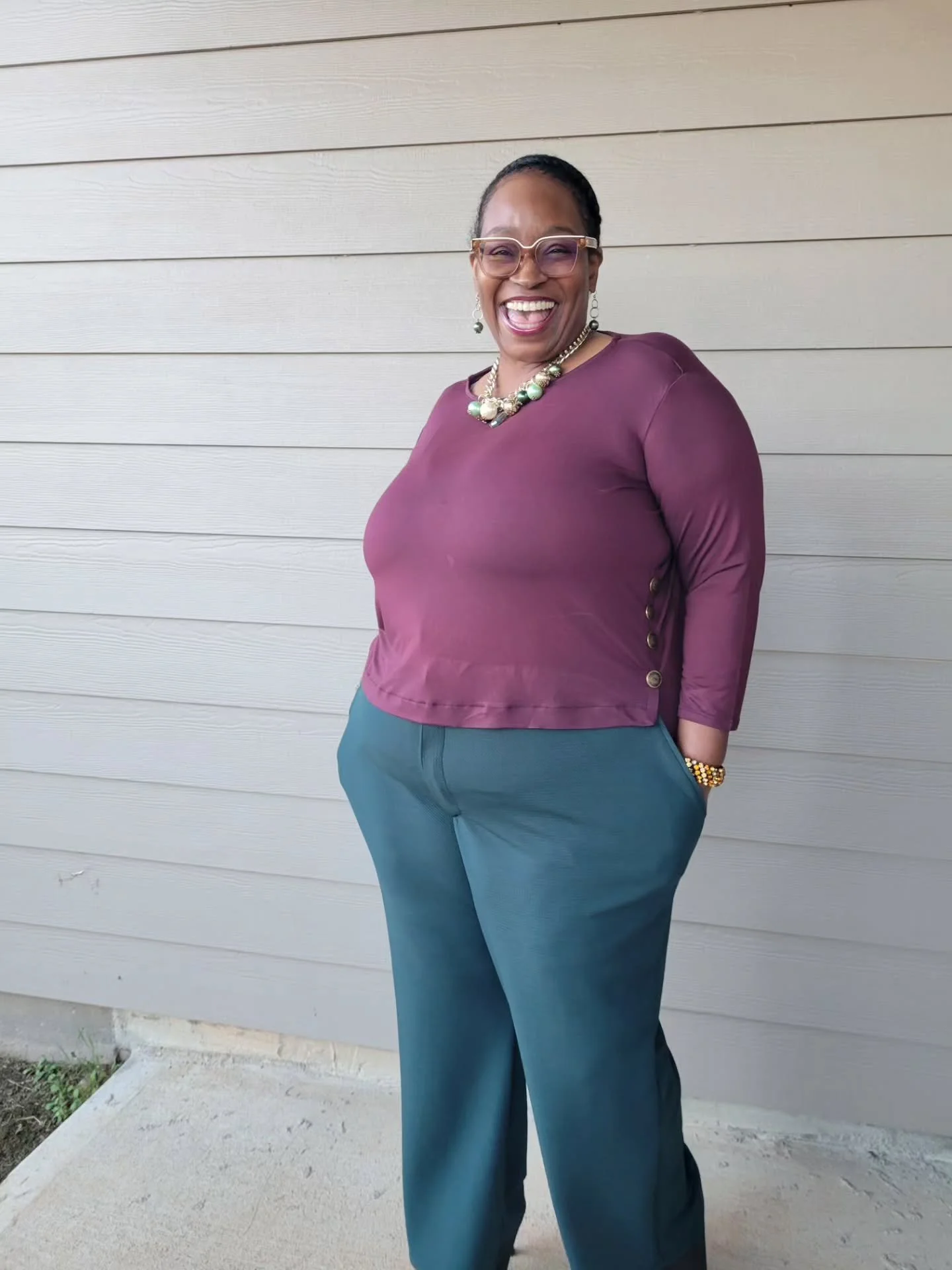 My latest make is the @lovenotions Lincoln Top, a simple and easy make but a piece that elevates my handmade wardrobe. The Fabric i used is this GORGEOUS Burgundy Jersey Knit from @sewmuchfabric 🥰. 👉🏽👉🏽check out the last slide for my inspiration