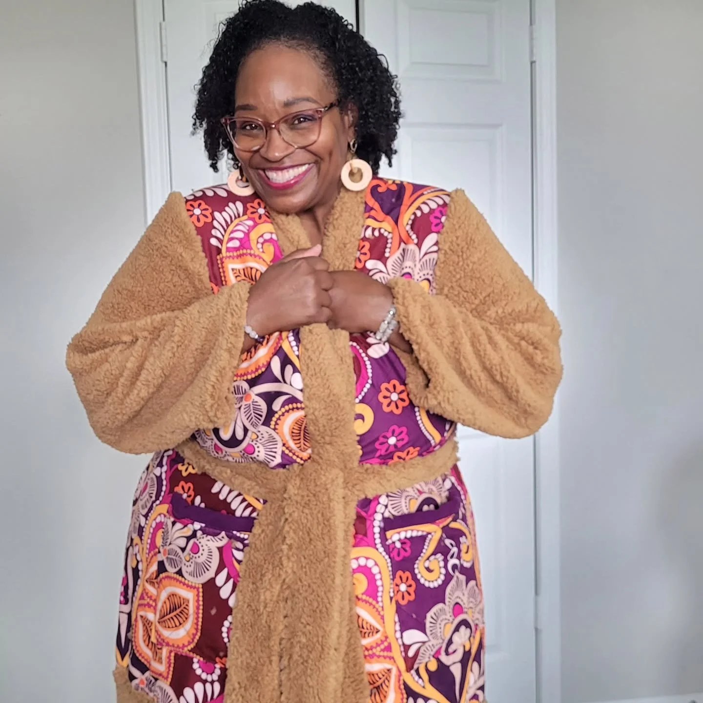 One of my FAVORITE upcycling projects was the @lovenotions Compose Robe I made last winter (video on my YouTube Channel) and lemme telllllll you we've had a few cooler days in Texas and this robe definitely keeps me warm and cozy. 𝙊𝙉 𝙎𝘼𝙇𝙀 𝙏𝙊?