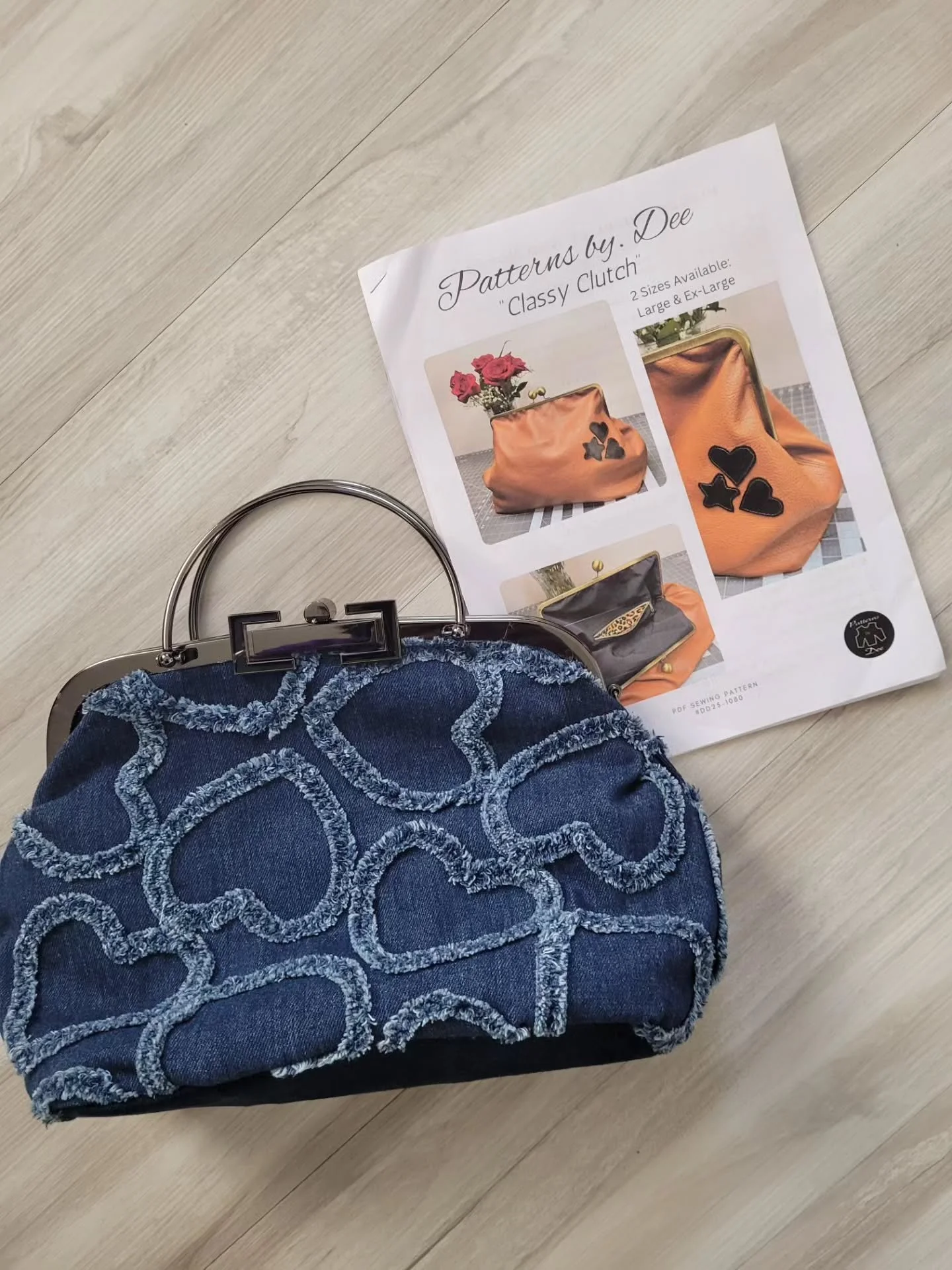 My FINAL make for February #bhmpatterndesigners26 is the @patternsby.dee Classy Clutch SWIPE >>> to see her in motion 💙💙💙. Full review will be up on my YouTube Channel tomorrow 🥰😍.

🧵Shout out to Dee for helping me figure out my size. 