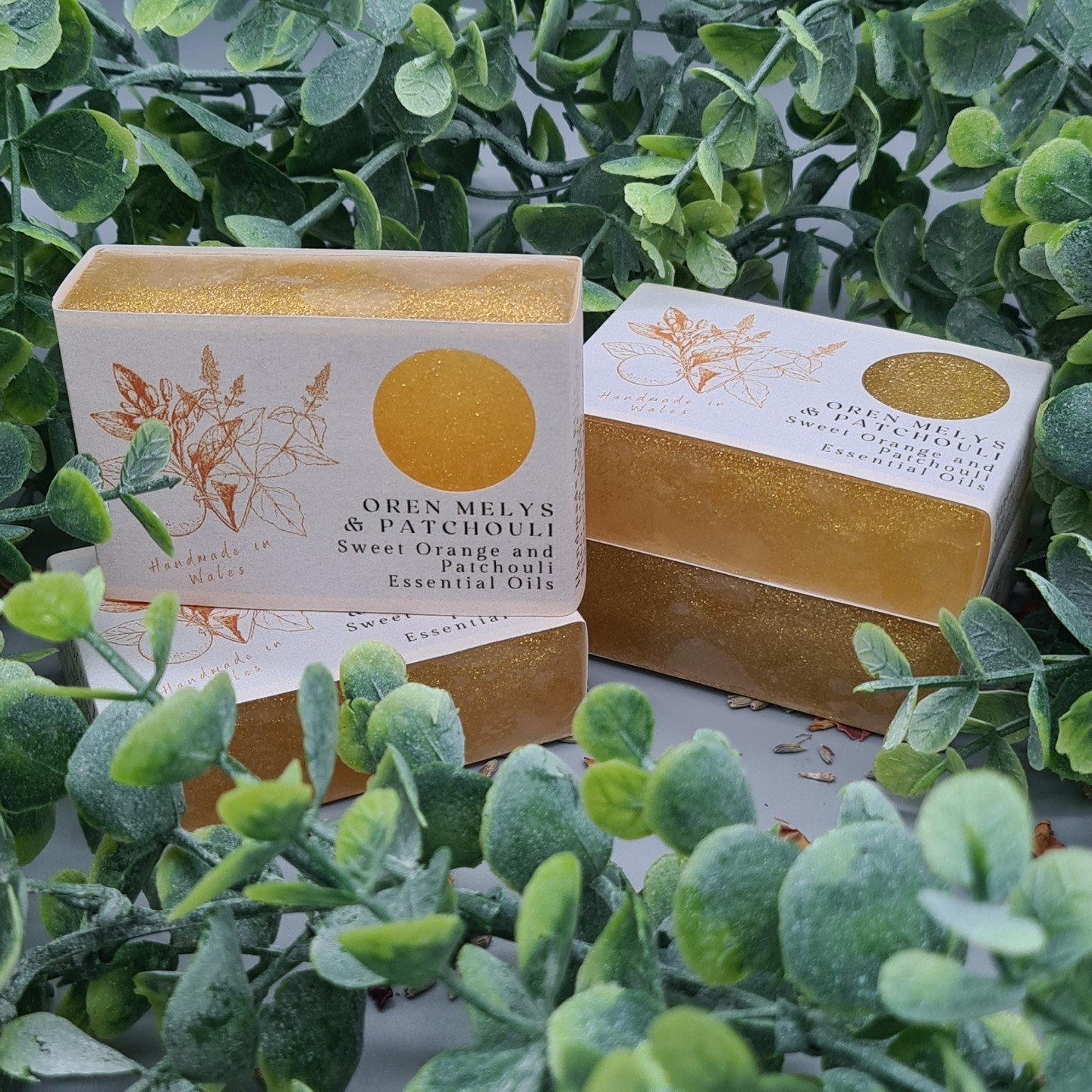 A Glycerin based soap scented with Sweet Orange and Patchouli Essential Oils, infused with gold biodegradable eco sparks! 

Available at www.derynwengifts.co.uk/shop-BLkVs/self-care/soap!
.
.
.
#homemadesoap #handmadesoap #giftbox #giftideas #gifting