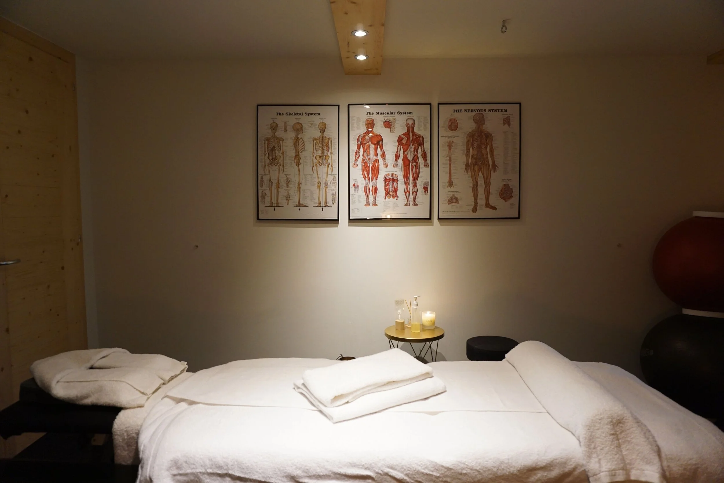 Massage 1936 sports massage treatment room, Verbier clinic, Route de Verbier Station 74