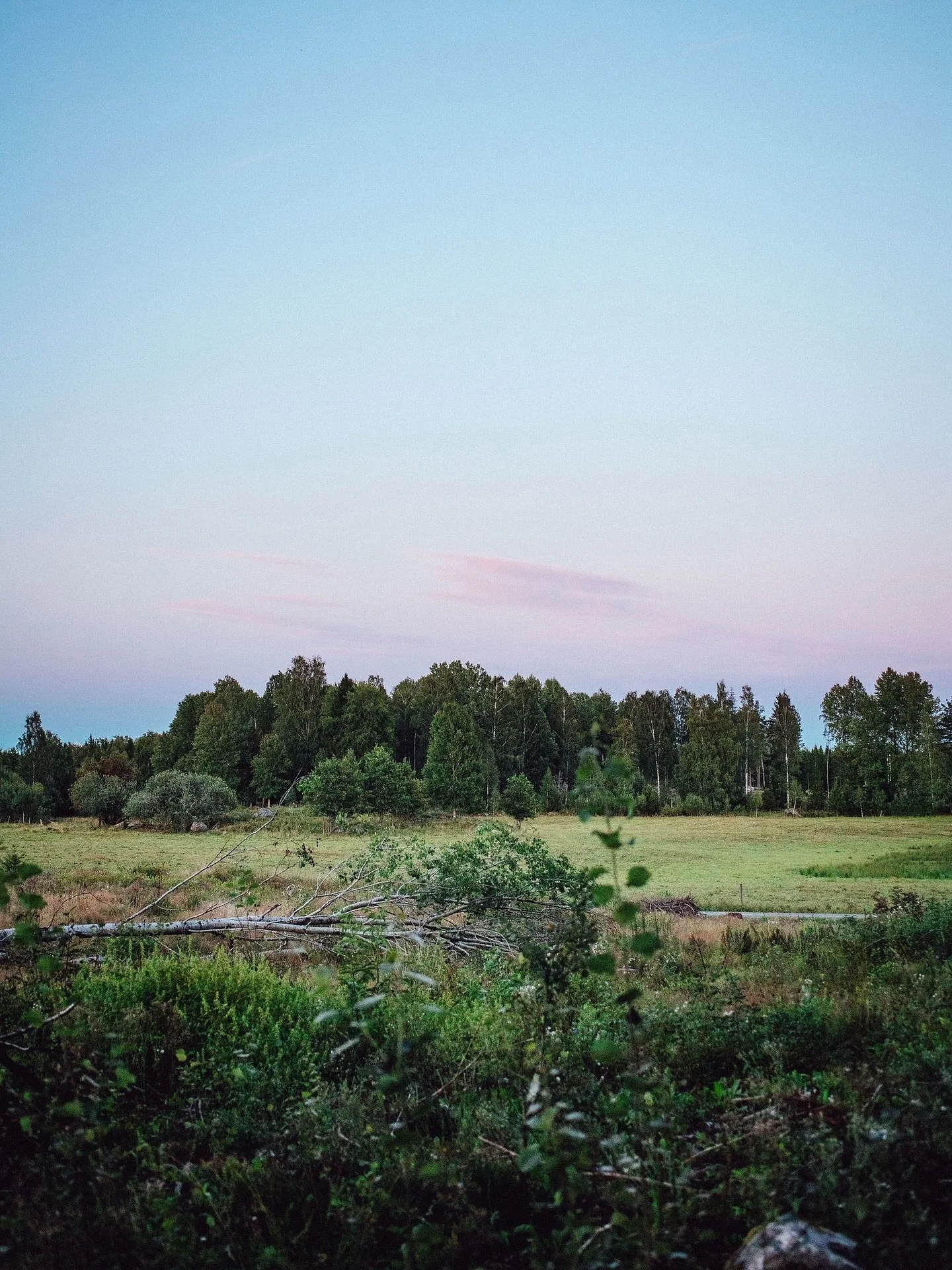 Maktl&ouml;sheten. Barn som hungrar ihj&auml;l. Bomber som d&ouml;dar sanningens r&ouml;ster. Ett p&aring;g&aring;ende folkmord. Samtidigt som jag g&aring;r under samma himmel, somnar i trygghet och njuter av tystnad. 
Det &auml;r sv&aring;rt att f&o