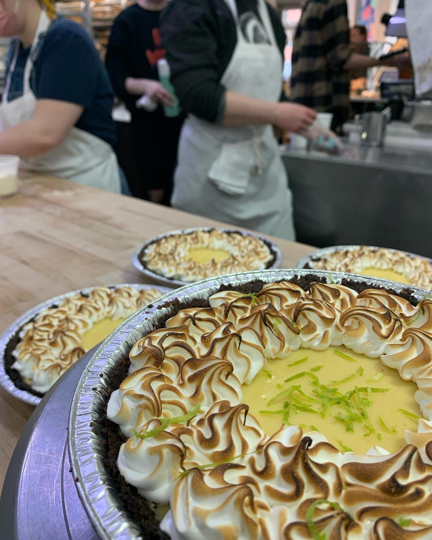 Spring has sprung and we have both our Passover and Easter Menus live on our website! Key Lime Pies, Strawberry Meringue Cake with Lemon Mascarpone Cream, Coconut Macaroons, Quiche, Hot Crossed Buns&hellip;there&rsquo;s too much to type! 

Link in bi