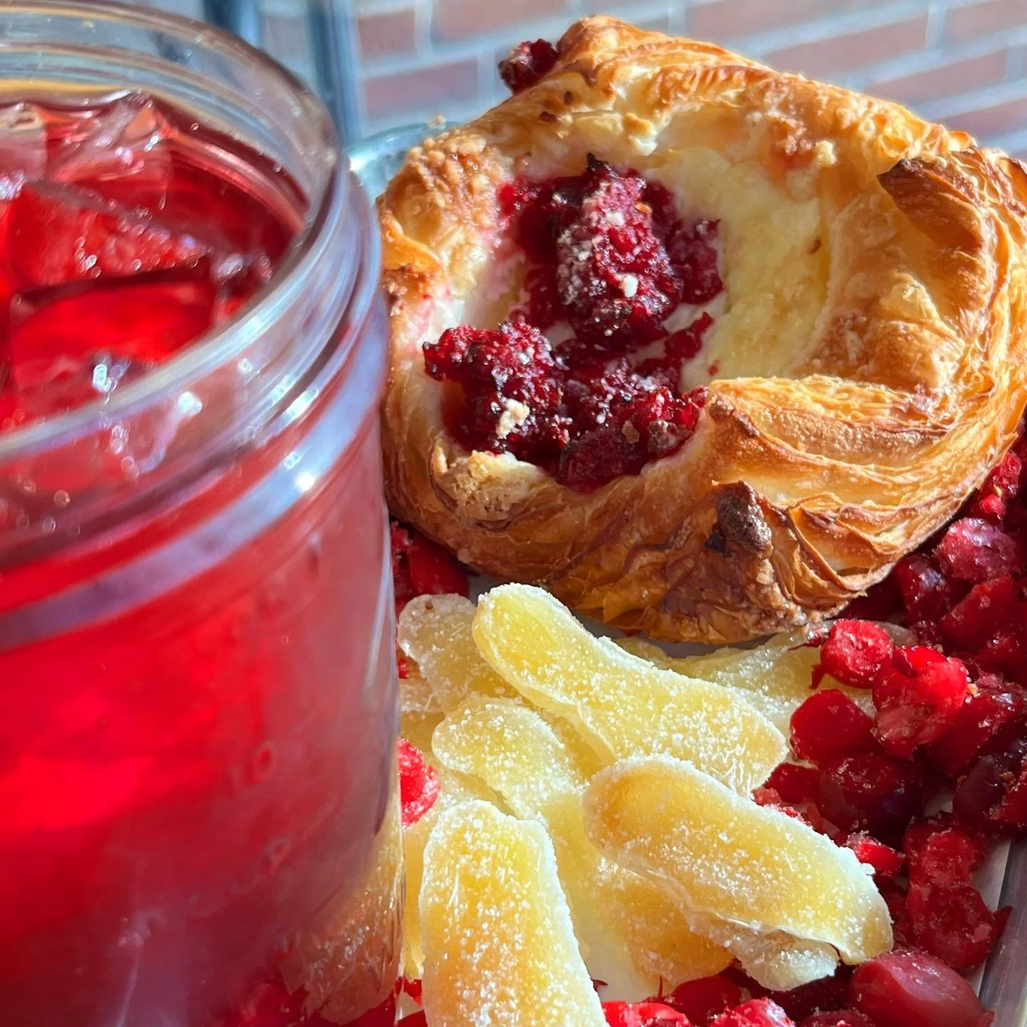 With our first snow of the year we come to you all with our new december specials!

Fresh the drink menu&hellip; 

Peppermint! using out beloved herbal MEM tea blend steeped with sugar. Add to any drink or have our fan favorite: peppermint mocha!

Re