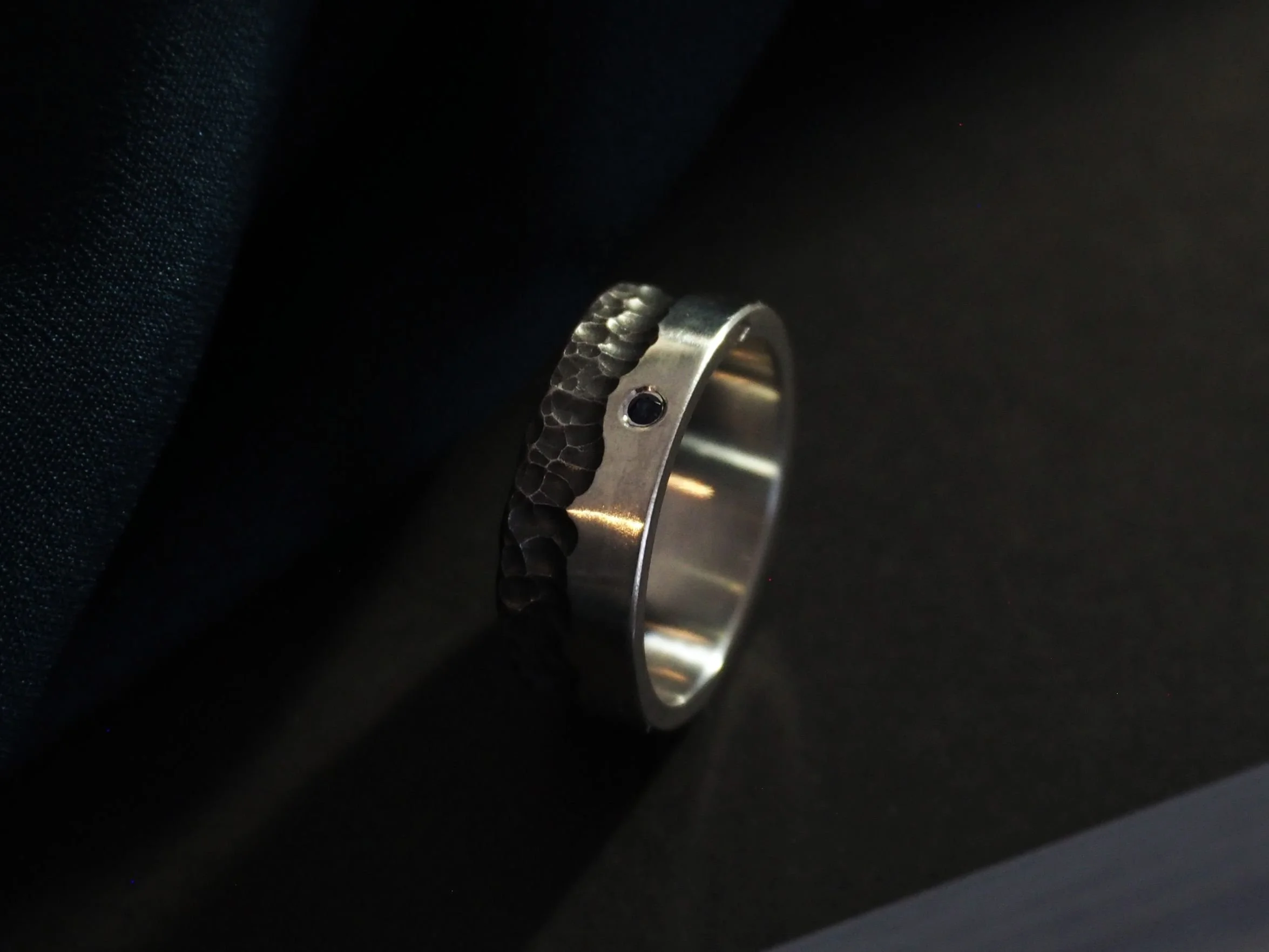 Bague mâte et texturée, saphir synthétique