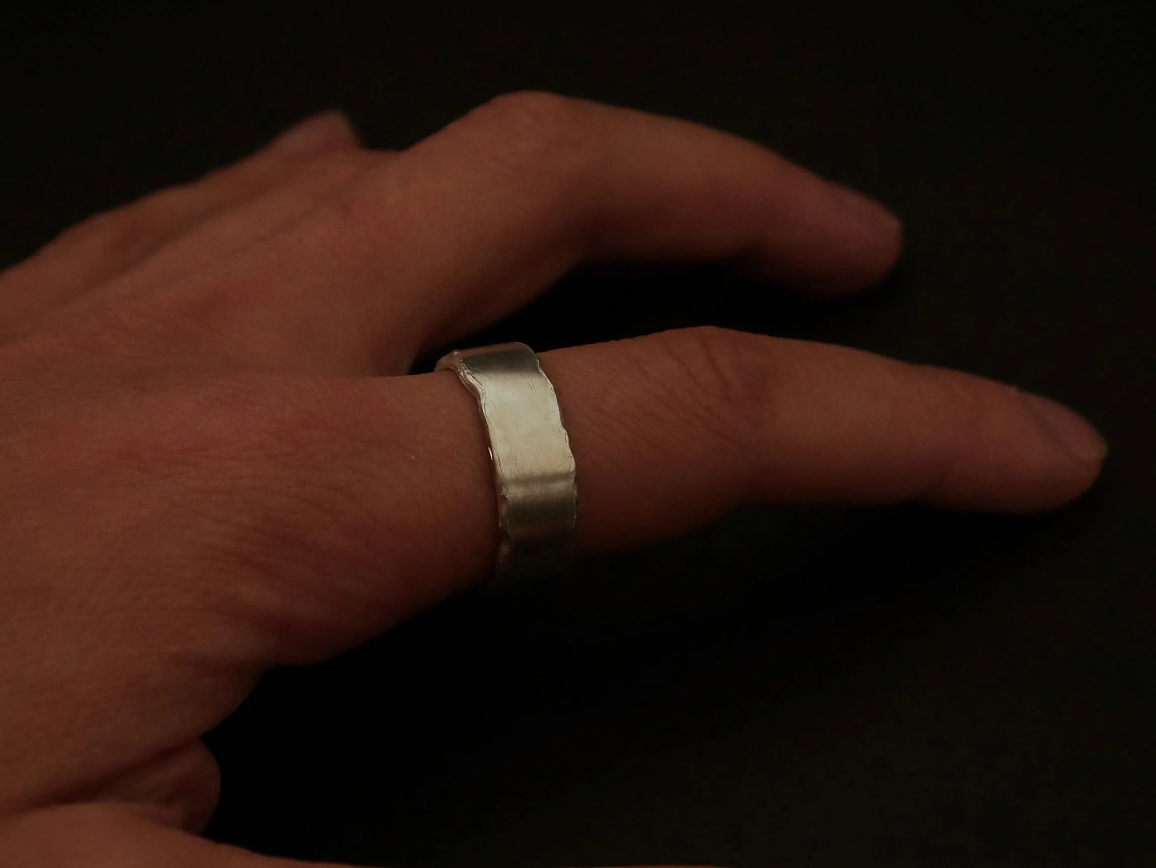 Bague empreinte de doigt en argent portée sur main de femme, rebords fondus et design épuré, bijou sur-mesure Atelier 962°, création artisanale lyonnaise symbolisant amour et authenticité.