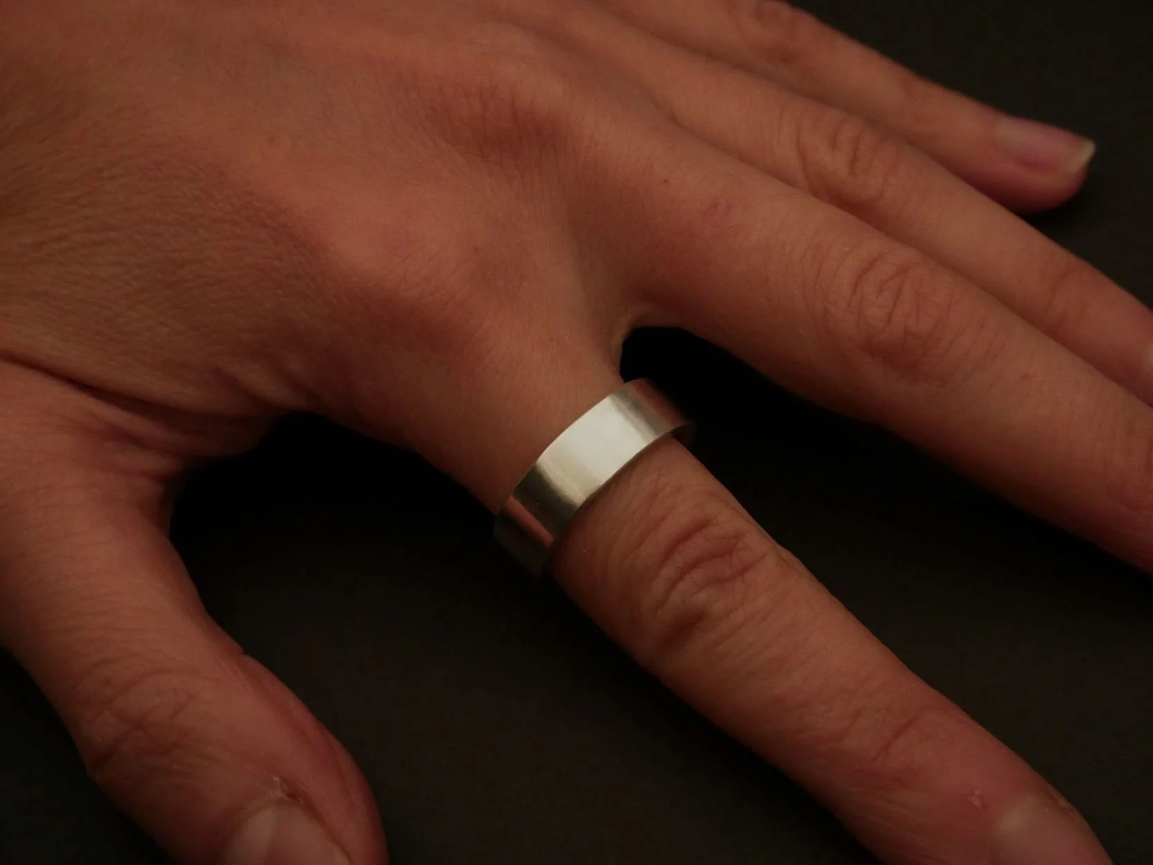 Bague empreinte digitale en argent portée sur main d’homme, bijou empreinte sur-mesure et élégant, anneau intérieur gravé, création artisanale Atelier 962°, symbole d’attachement sincère.
