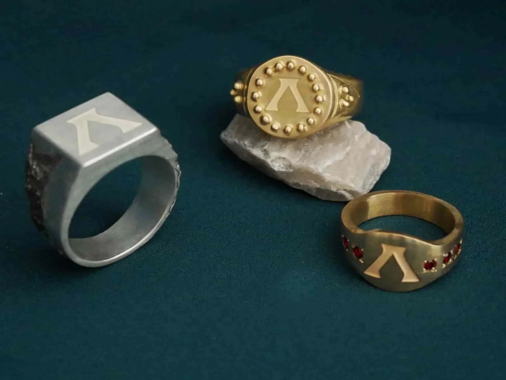 Chevalières or et argent sur-mesure, créées pour Ubisoft et le jeu Anno. Symboles d’architecte et de guerrière. Bagues de luxe inspirées de Rome antique, mêlant histoire et univers du jeu vidéo.