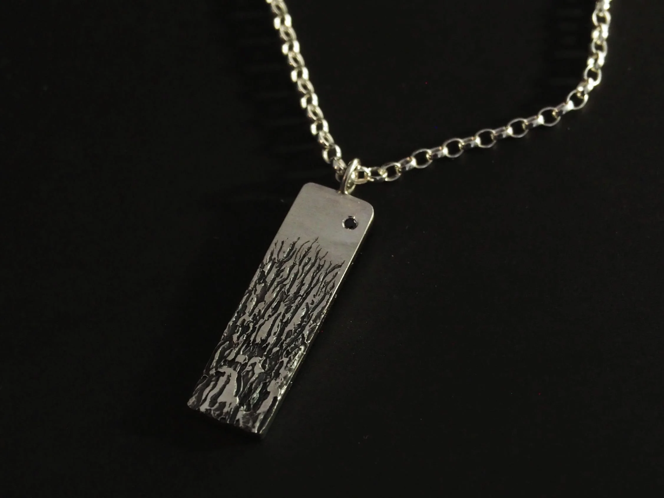 Collier en argent texturé serti d'un oxyde noir
