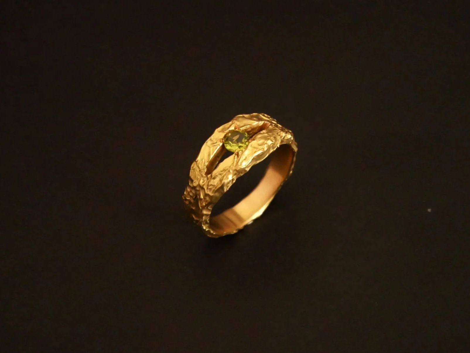 Bague en or jaune sertie d'une tourmaline verte