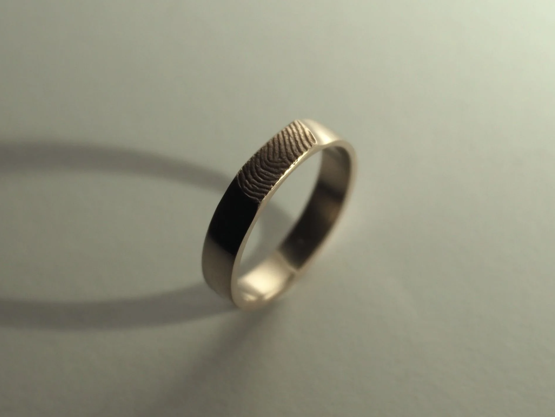 Anneau empreinte en or blanc  