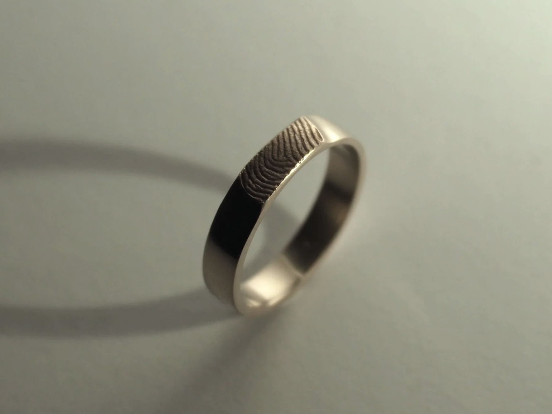 Anneau empreinte en or blanc pour la célébration d'un pacs