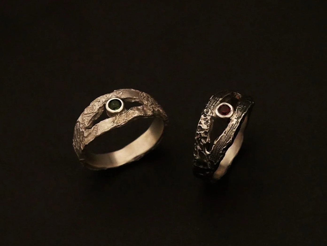 Anneaux sertis en argent texturé