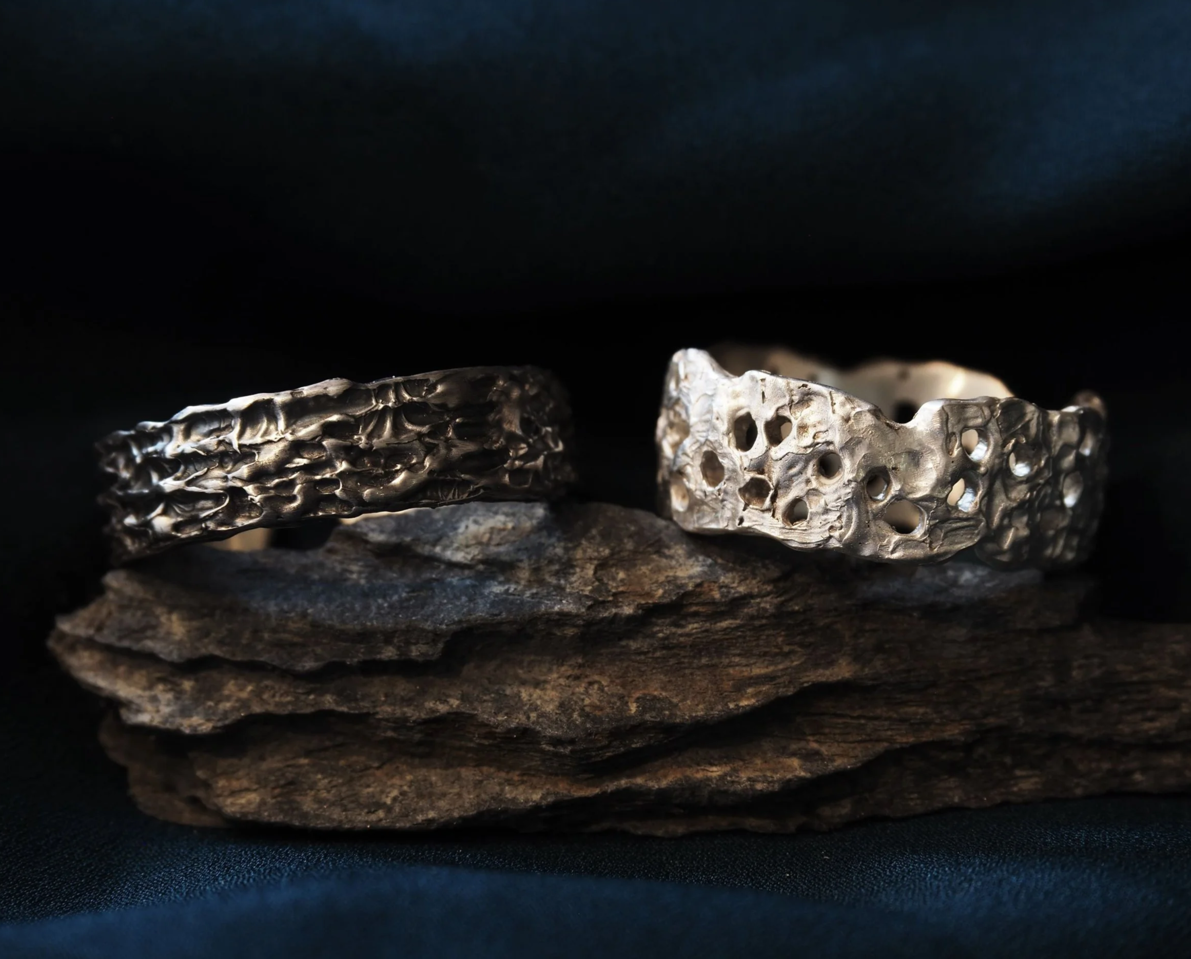 Anneau en argent texturé et oxydé, anneau en argent texturé et ajouré