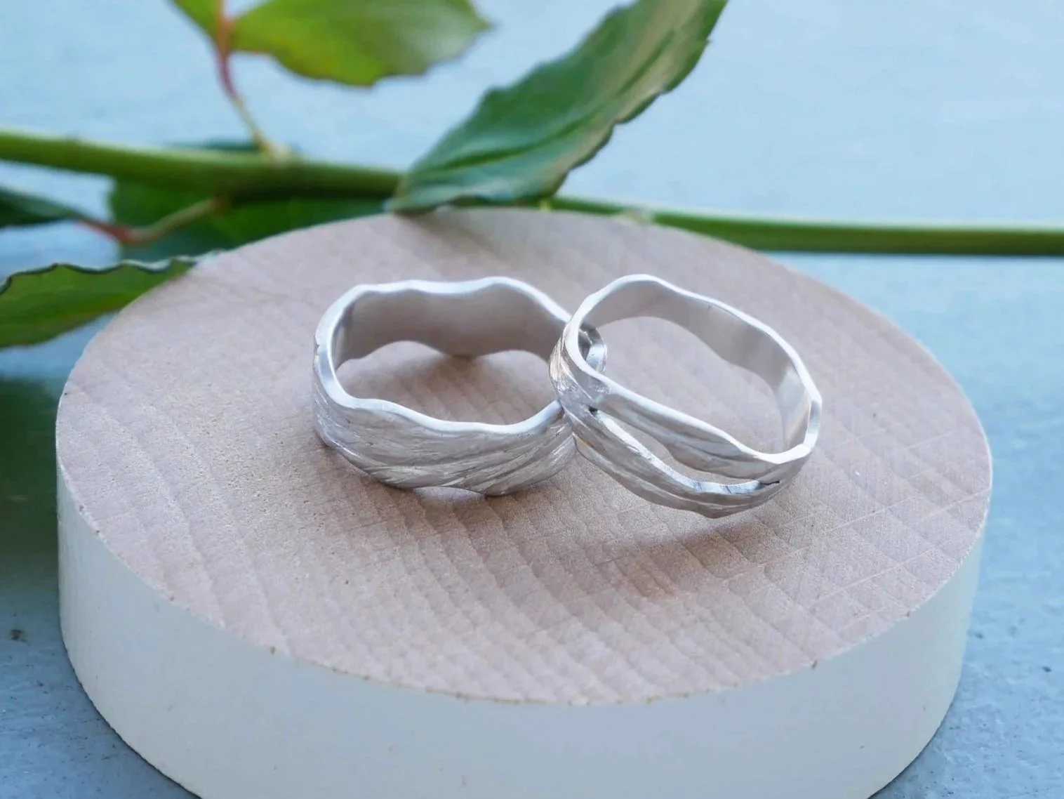 Alliances en argent texturé