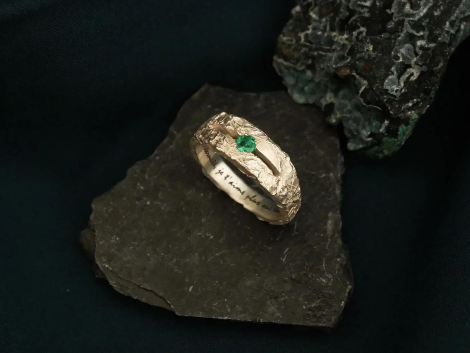 Bague de fiançailles en argent sertie d'une émeraude et gravée