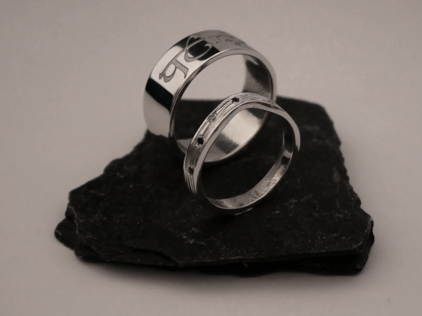 Alliances en or blanc gravé, texturé et sertis d'oxyde de zirconium