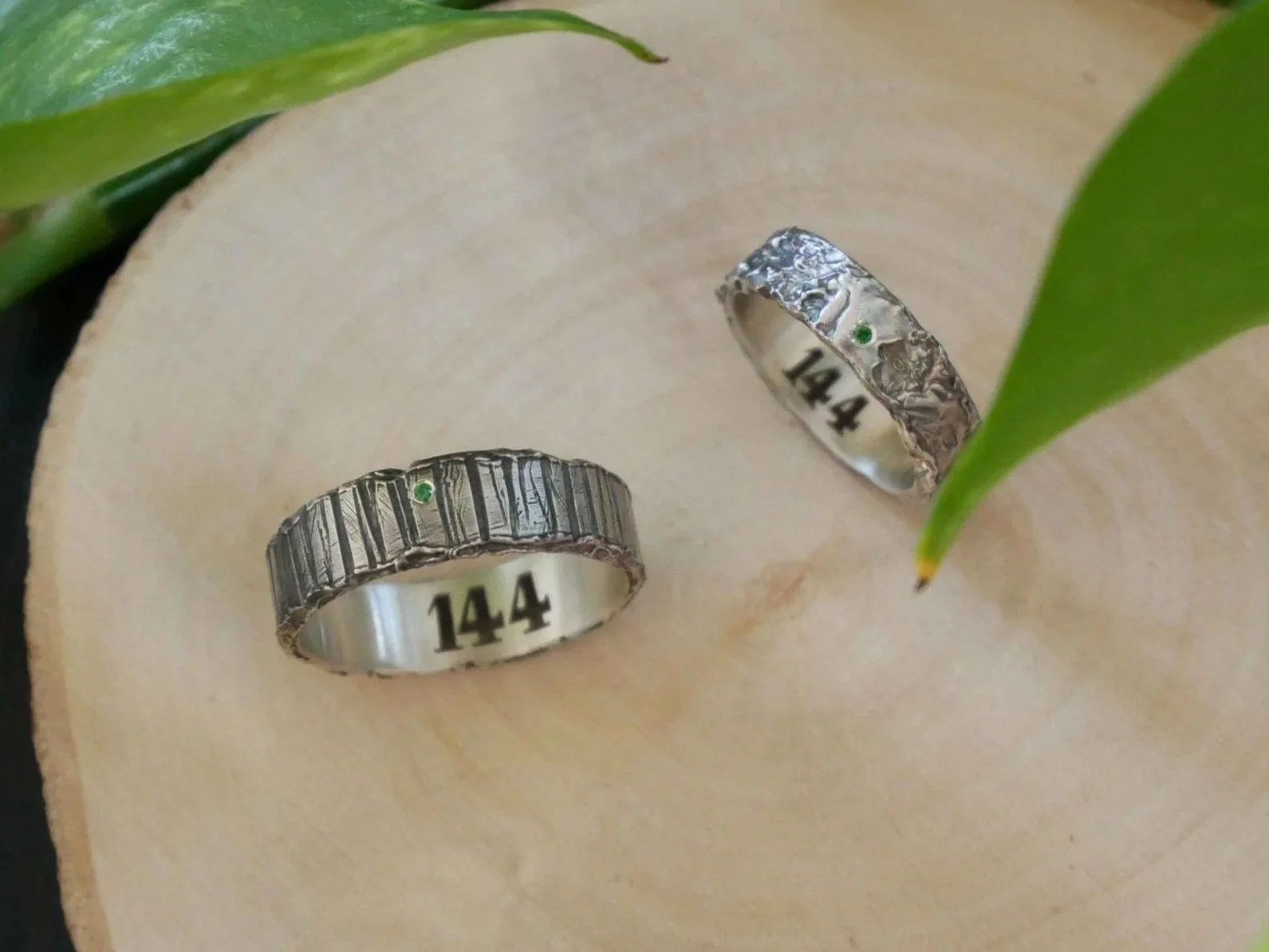 Bagues de fiançailles texturés en argent, sertis, gravés