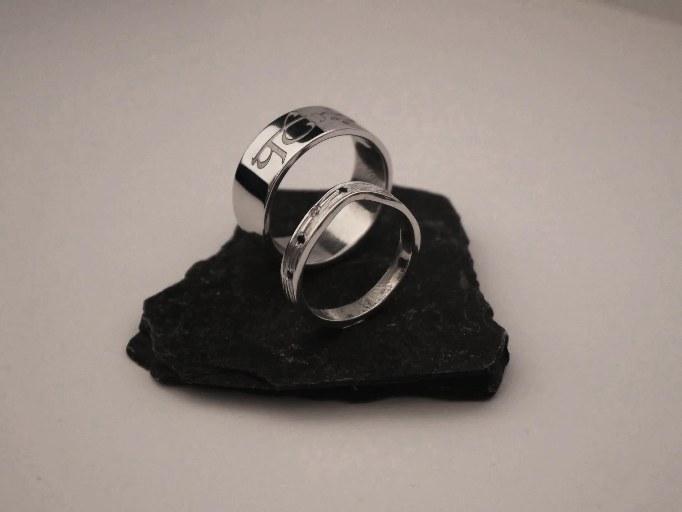 Alliances en or blanc, empreintes à l'intérieur