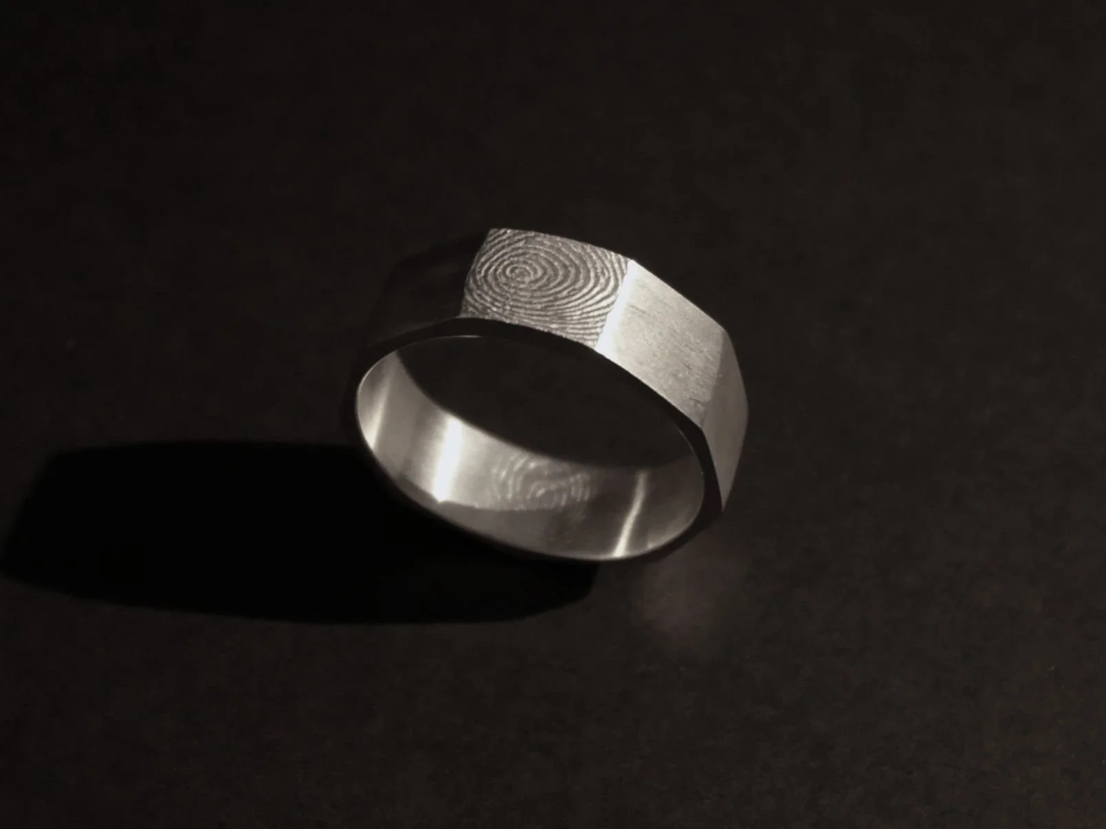 Anneau facetté empreinte en argent