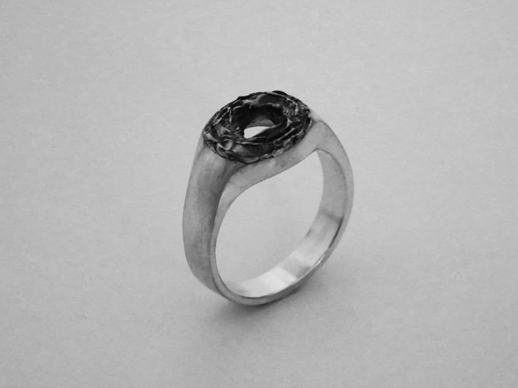 Chevaliere-argent-brut-homme-Atelier-962-Manon-Fleury+%282%29.png