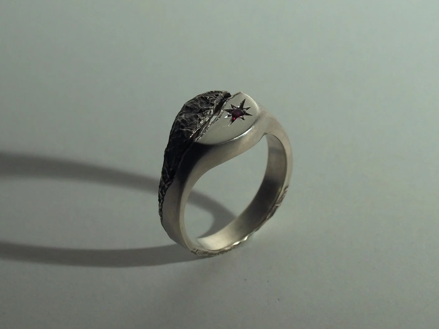 Chevali%C3%A8re-argent-grenat-brut-contemporaine-Manon-Fleury-Atelier962.png