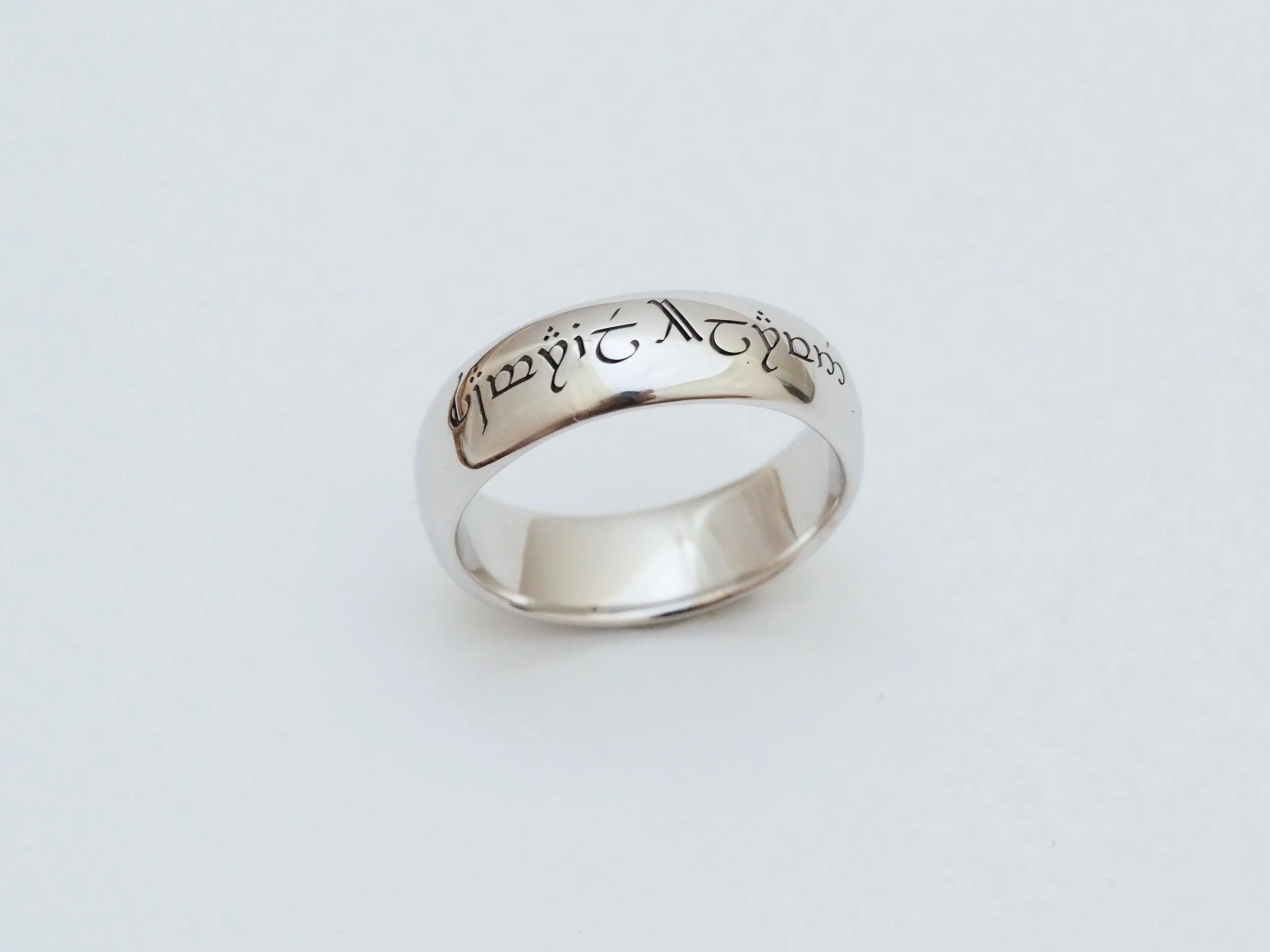 Bague elfique en argent qui reproduit l'anneau unique de Sauron, Un anneau unique pour les gouverner tous.