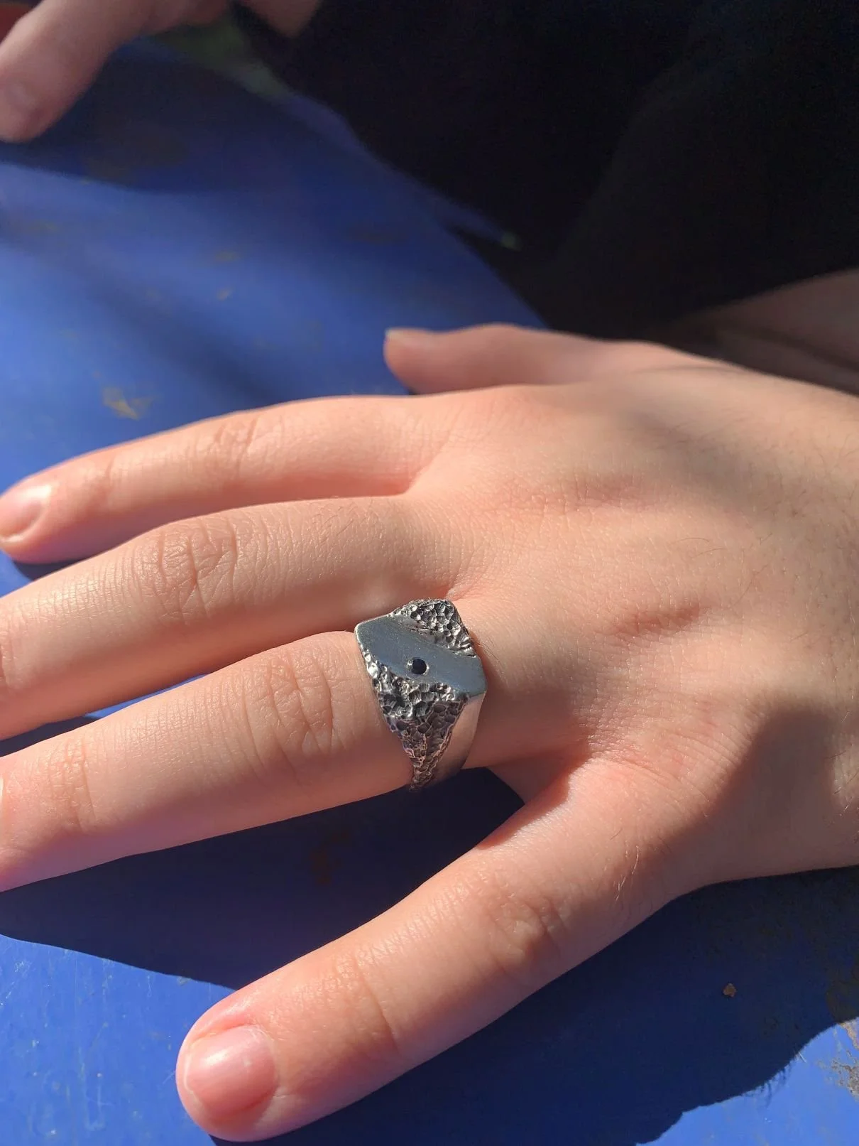 Chevaliere-argent-homme-oxyde-noir-Atelier962-Manon-Fleury.jpg