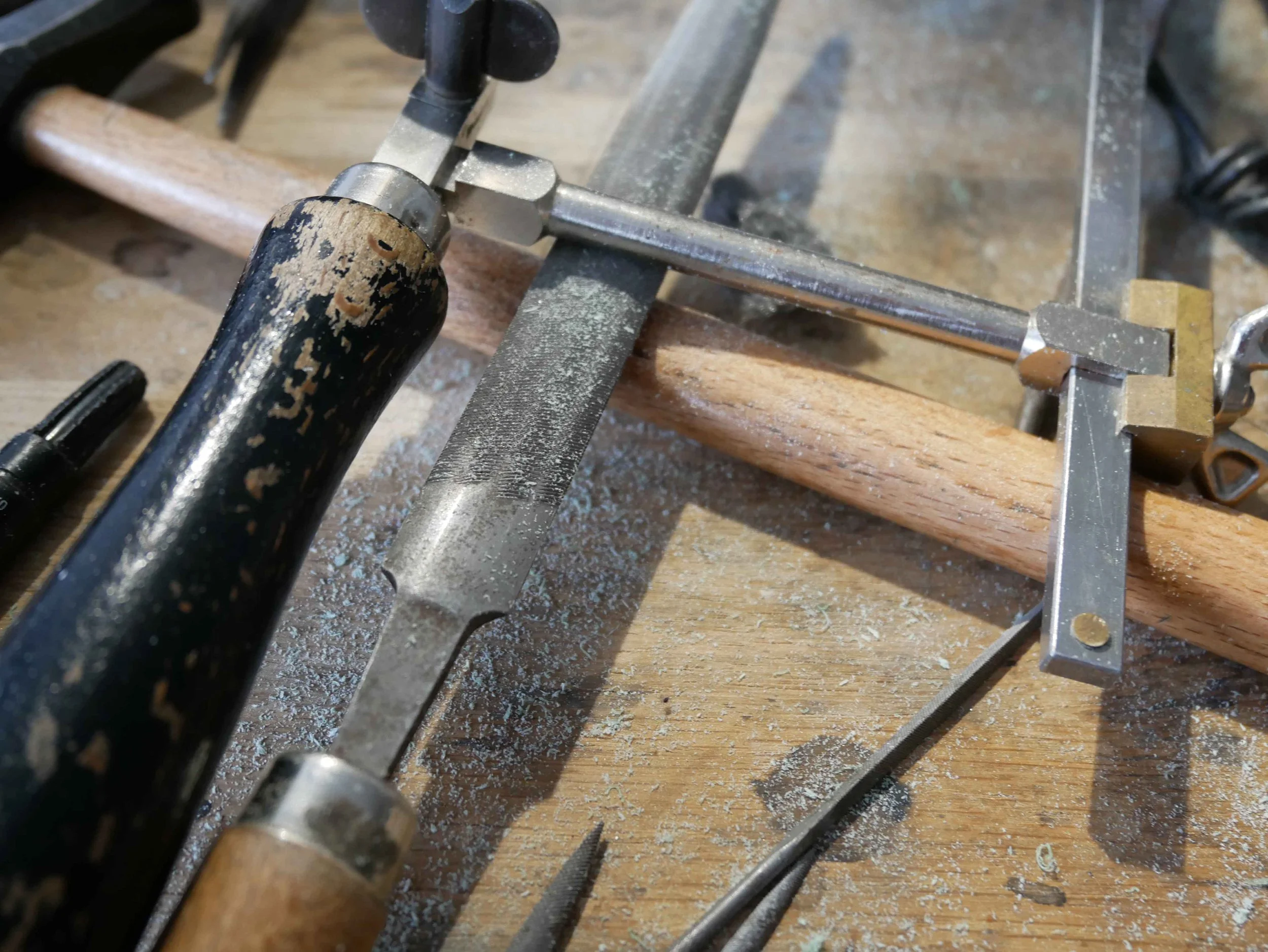Outils de la bijoutière pour créer des bagues en argent : instruments pour travailler la cire à fonte perdue, technique traditionnelle.