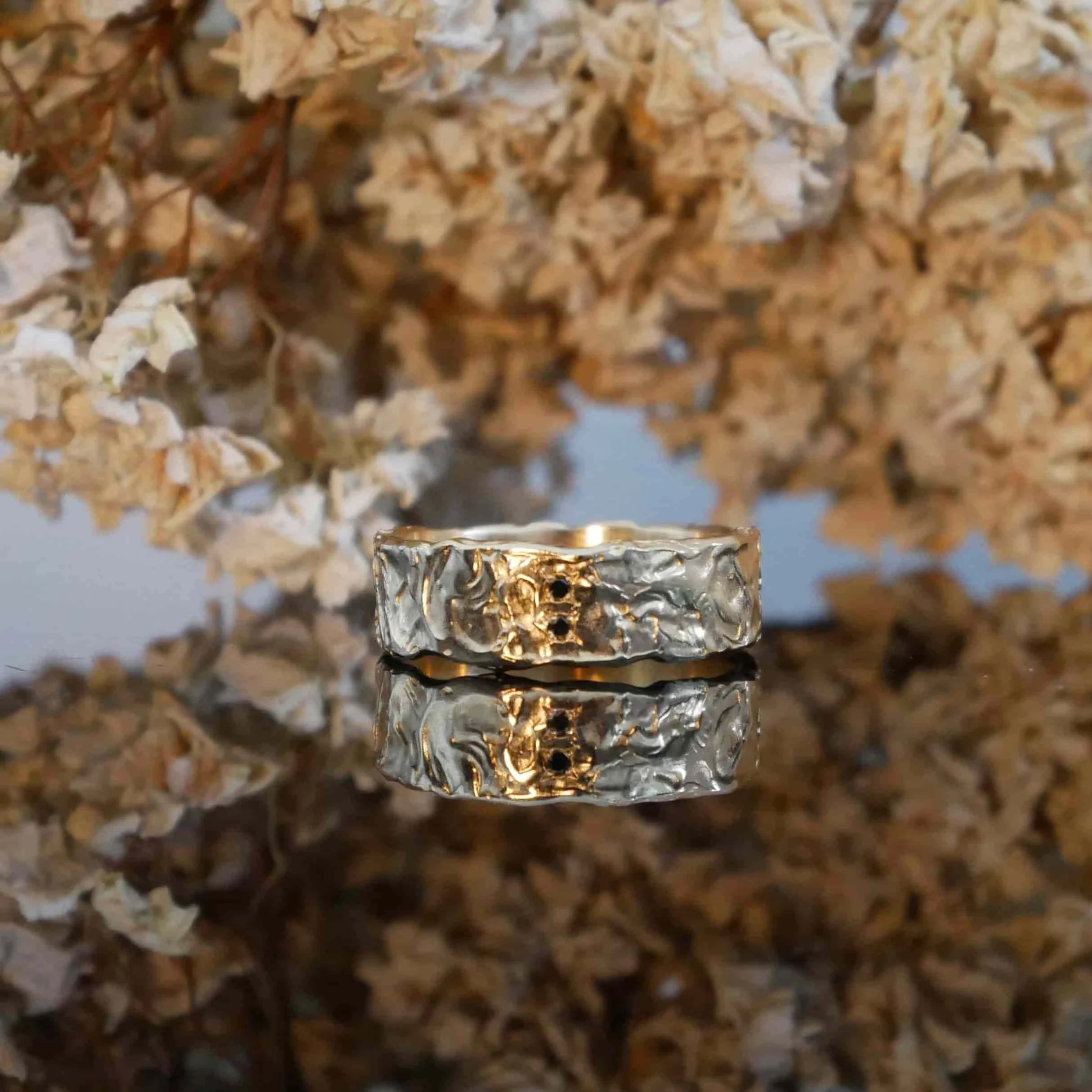 Bague sur mesure plaquée or avec deux diamants noirs.