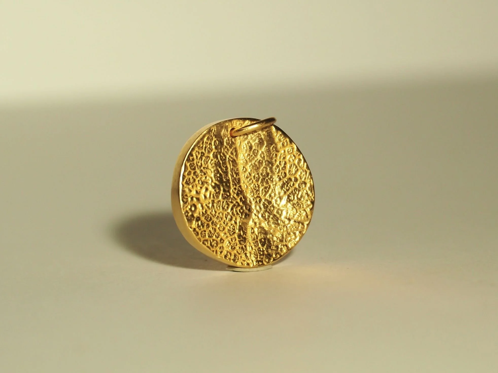 Collier empreinte de truffe de chien recto verso. Ce collier truffe est en argent plaqué.