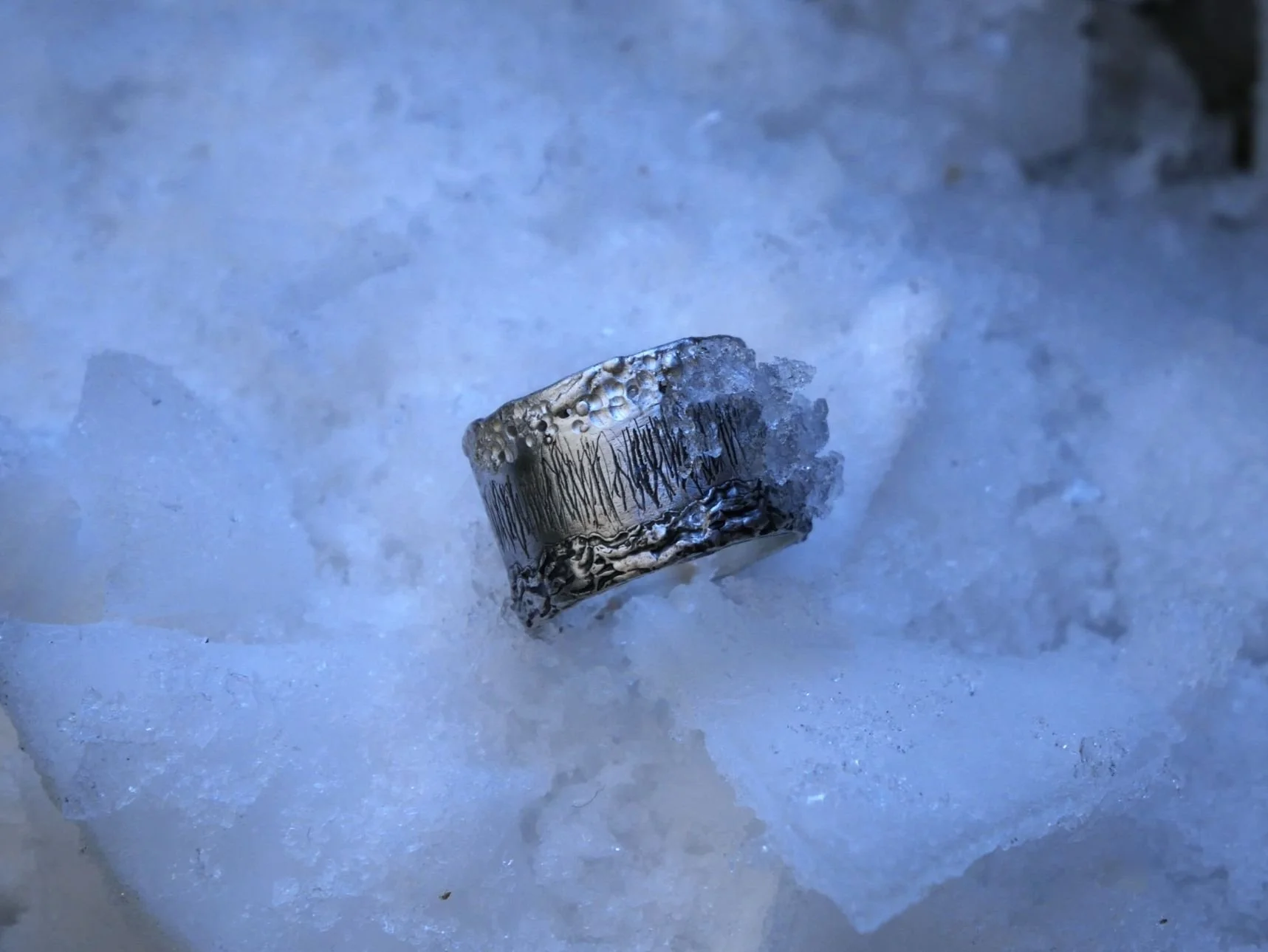 Bague texturé argent.