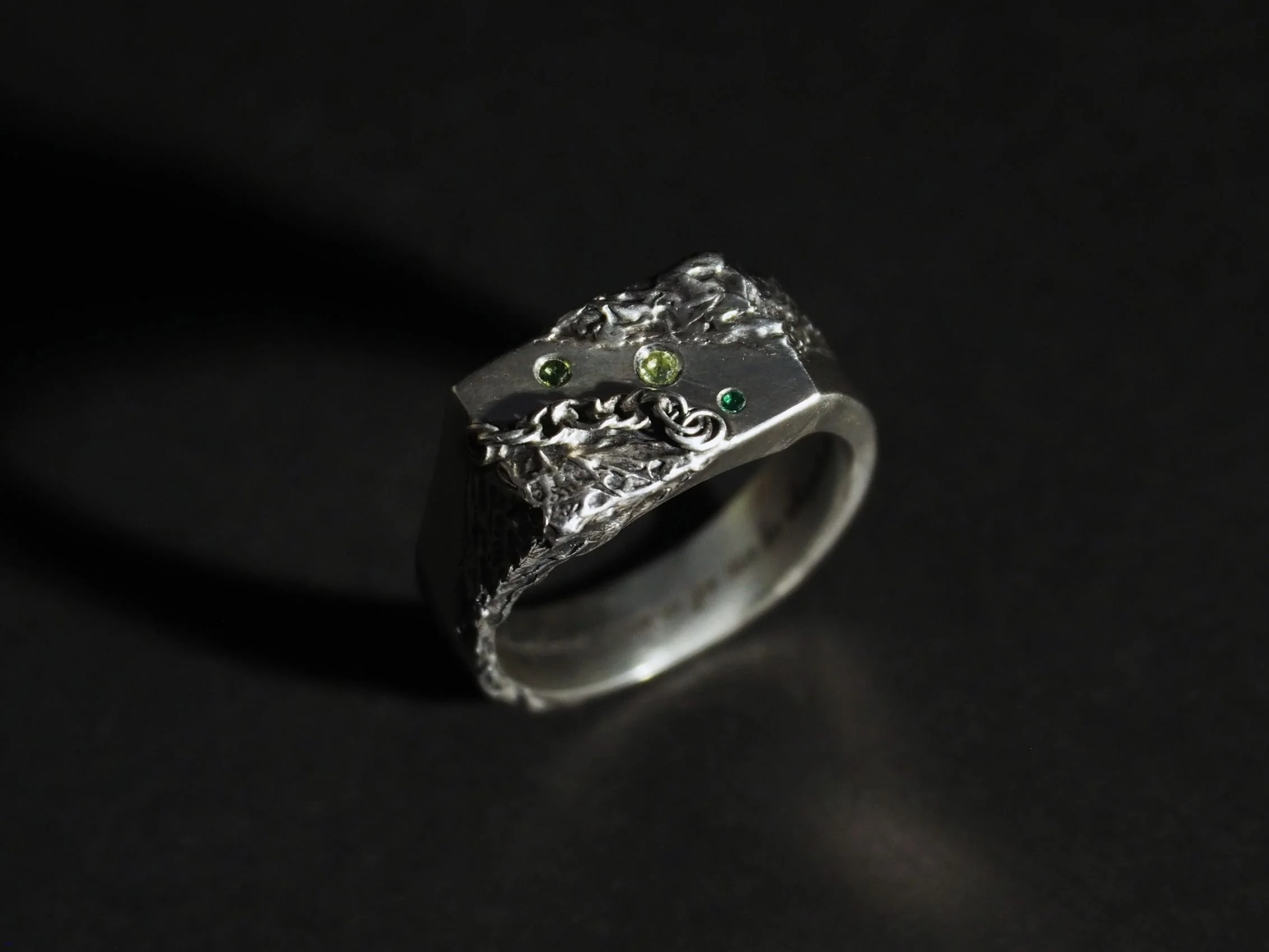chevaliere-argent-sur-mesure-pierre-degrade-vert-atelier962-manon-fleury.JPG