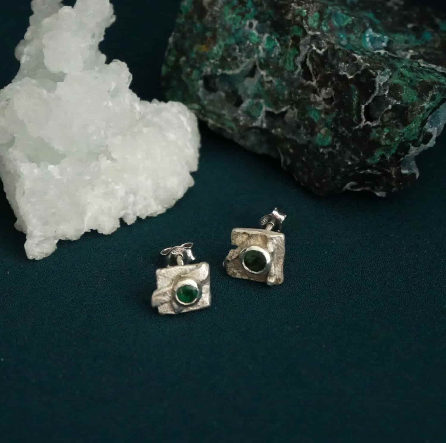 Boucles d’oreilles puce sur mesure avec des émeraudes.