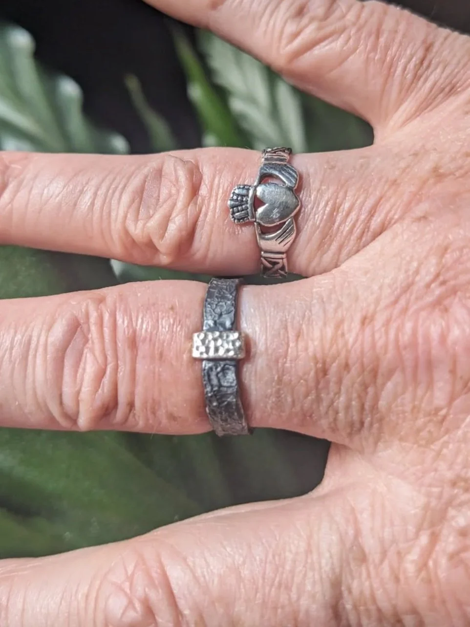 Bague fine texturée en argent au doigt d’une femme de 60 ans, modèle sur-mesure personnalisé par son mari. Création artisanale d’Atelier 962° à Lyon, offerte pour une occasion spéciale.