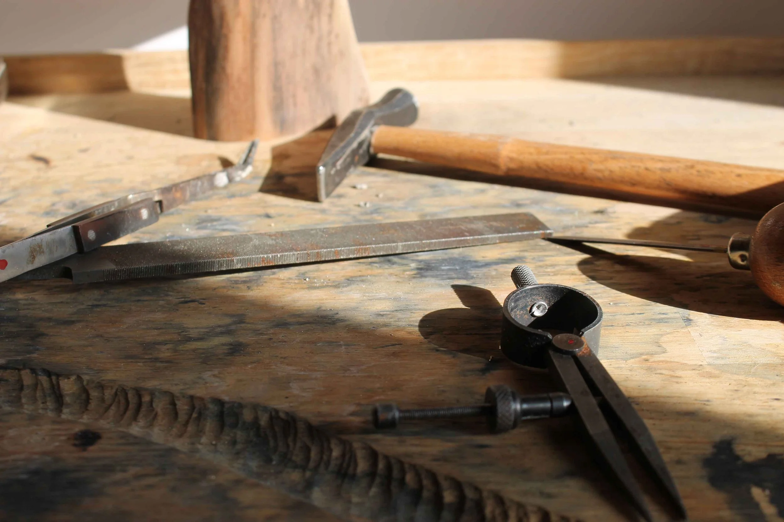 L’établi d’une bijoutière où naissent les créations artisanales d’empreinte truffe chien. Outils, silicone et croquis témoignent d’un savoir faire unique pour concevoir des bijoux empreinte chien sur mesure et pleins d’émotion.