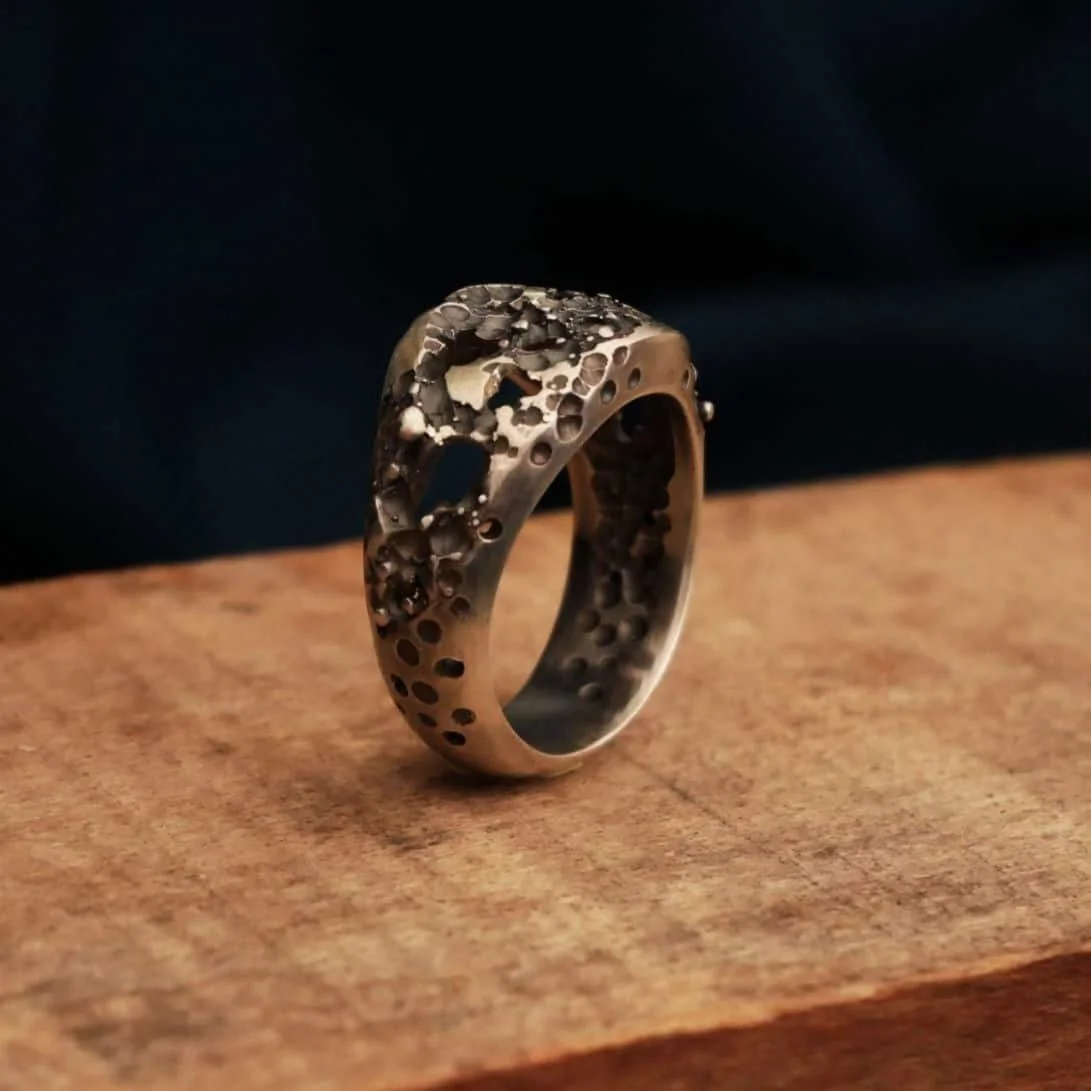 Chevalière sur mesure en argent pour homme.