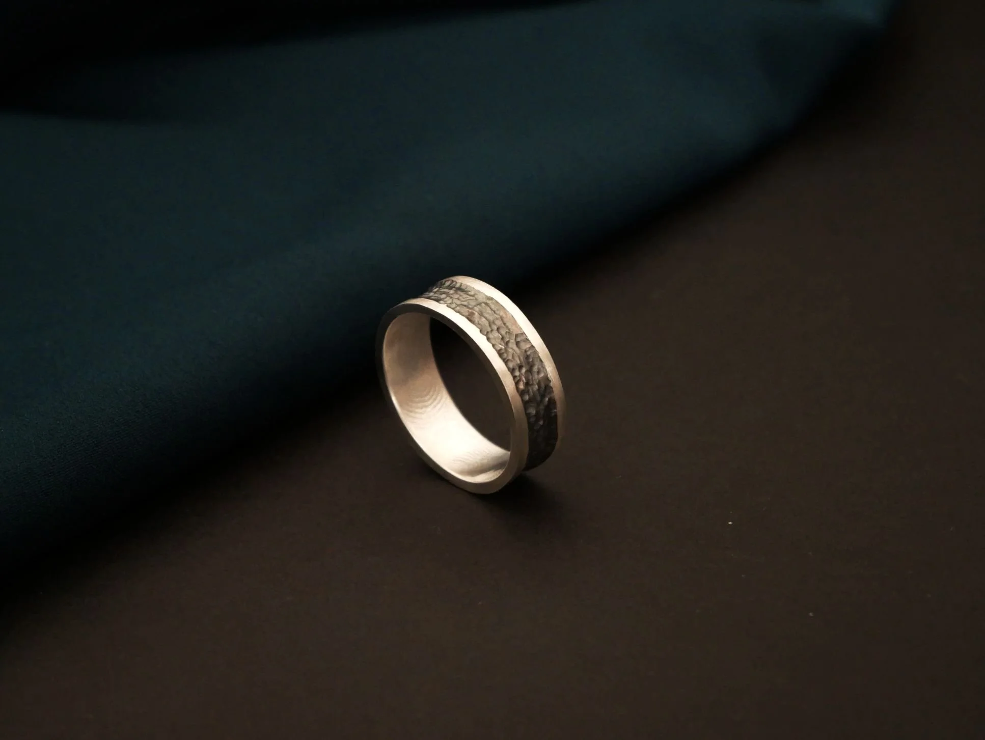 Anneau texturé empreinte à l'intérieur.