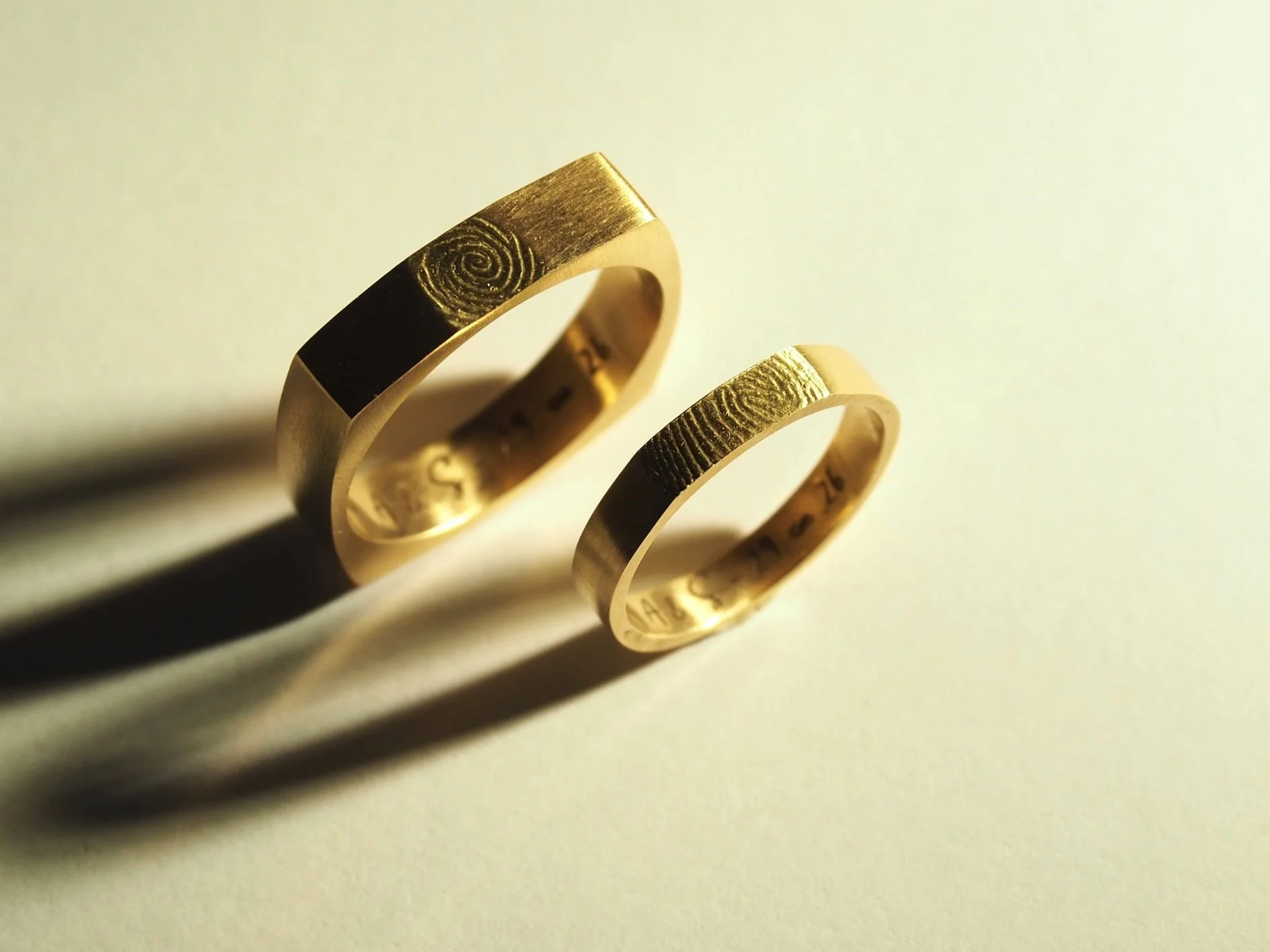 Alliances empreinte en or jaune, gravées